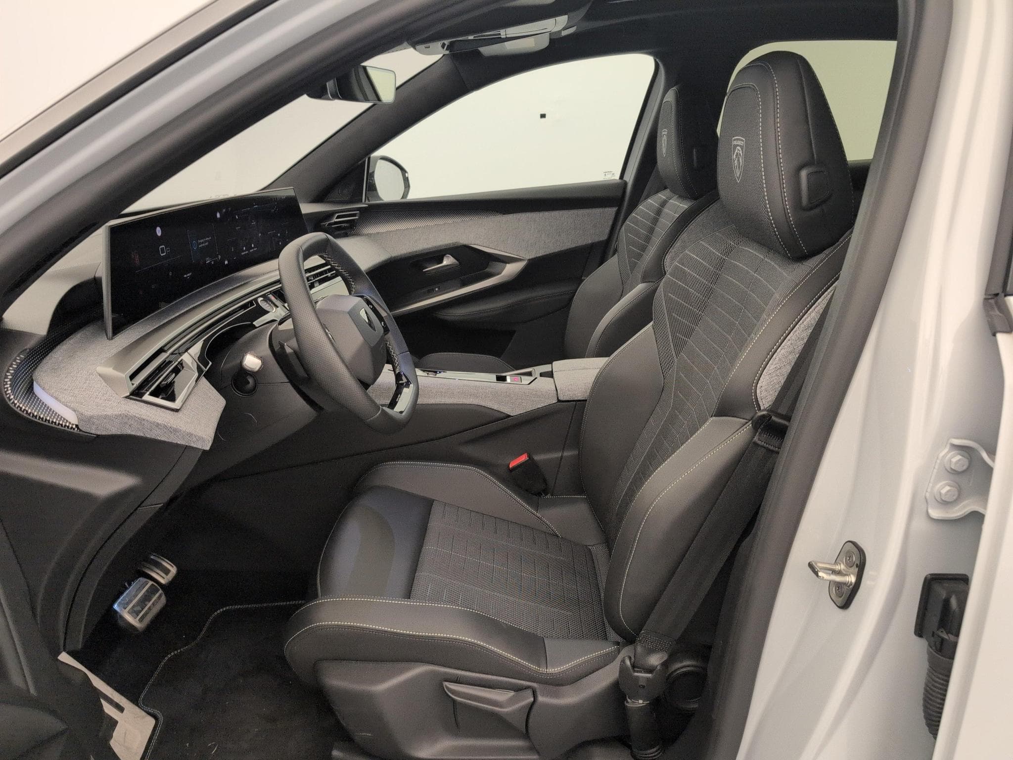 Peugeot 3008 Hybrid 145 e-DCS6 GT (2025) - Photo 20
