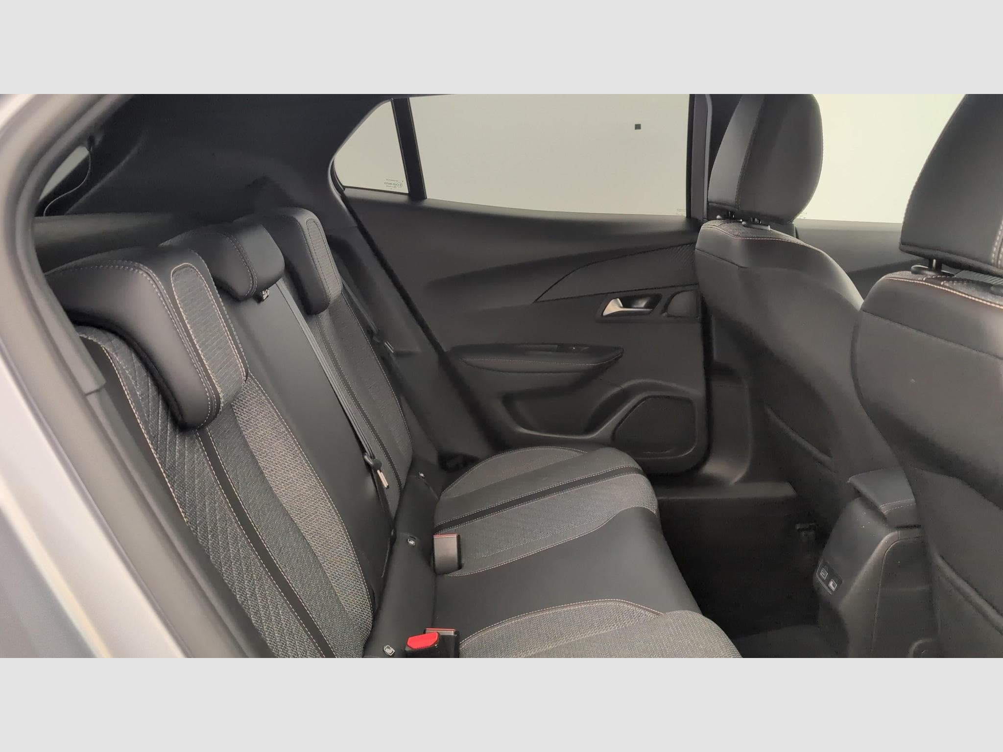 Peugeot 2008 100 S&S BVM6 Allure (2025) - Photo 10