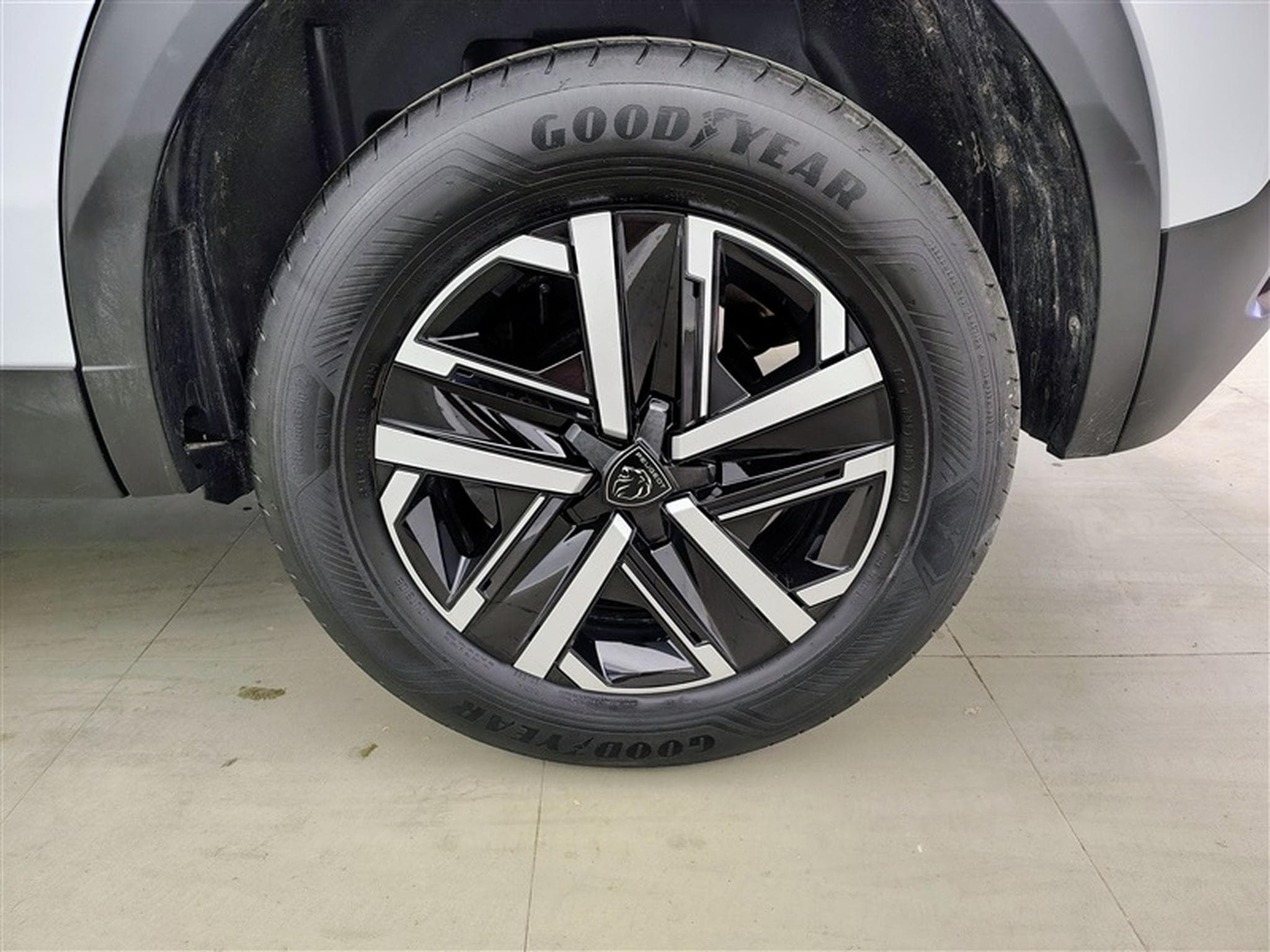 Peugeot 2008 1.2 Turbo 100Cv  Navi / Led / PDC (2024) - Photo 6