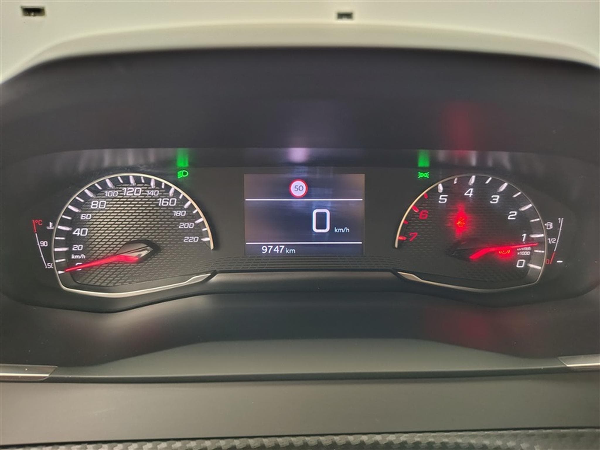 Peugeot 2008 1.2 Turbo 100Cv  Navi / Led / PDC (2024) - Photo 10