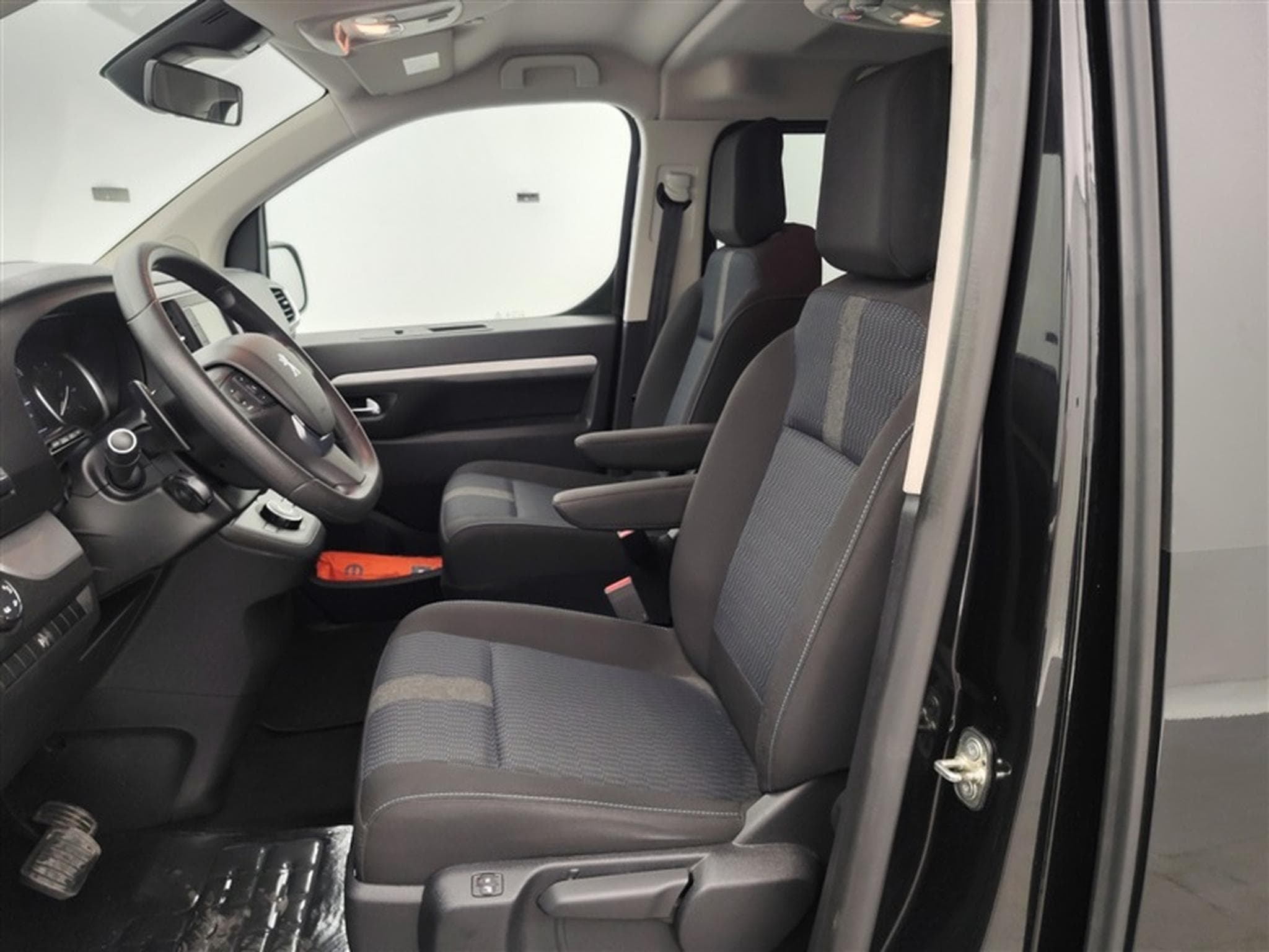 Peugeot Traveller 2.0 BlueHDi AUTO/ 8PL NAVI / LED (2022) - Photo 7