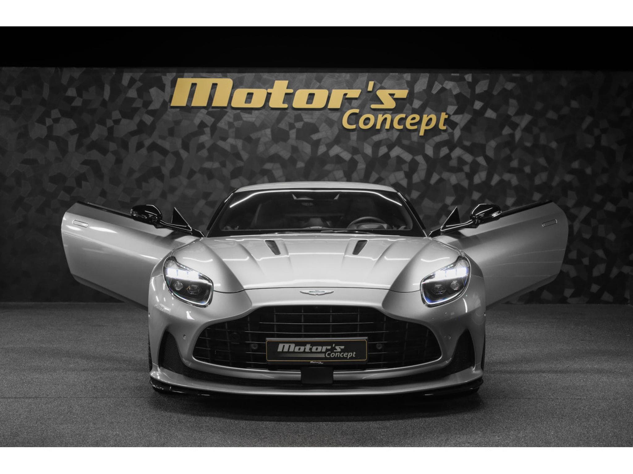Aston-Martin DB12 V8 Twin Turbo - ALUMINITE SILVER (2024) - Photo 4