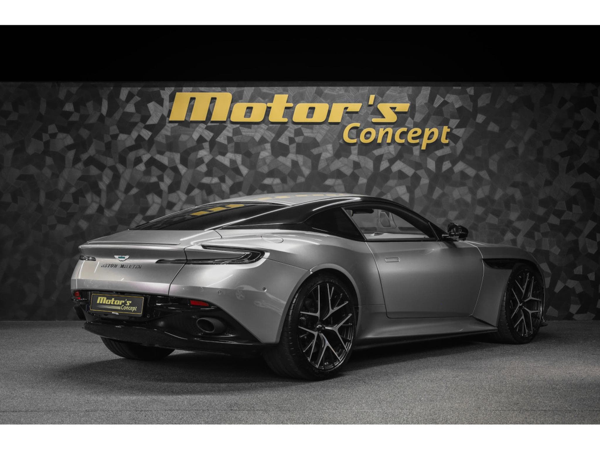 Aston-Martin DB12 V8 Twin Turbo - ALUMINITE SILVER (2024) - Photo 3
