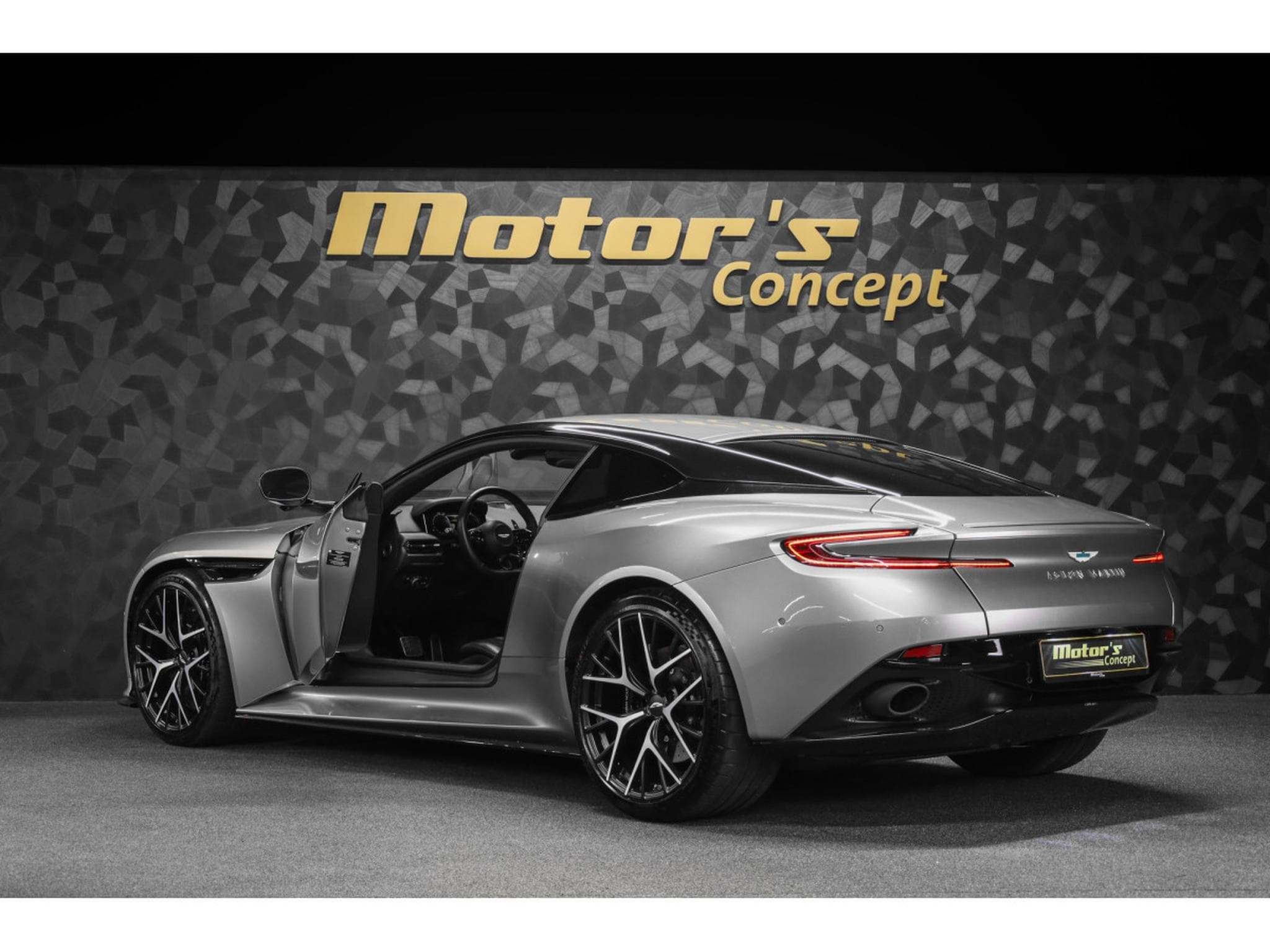 Aston-Martin DB12 V8 Twin Turbo - ALUMINITE SILVER (2024) - Photo 7
