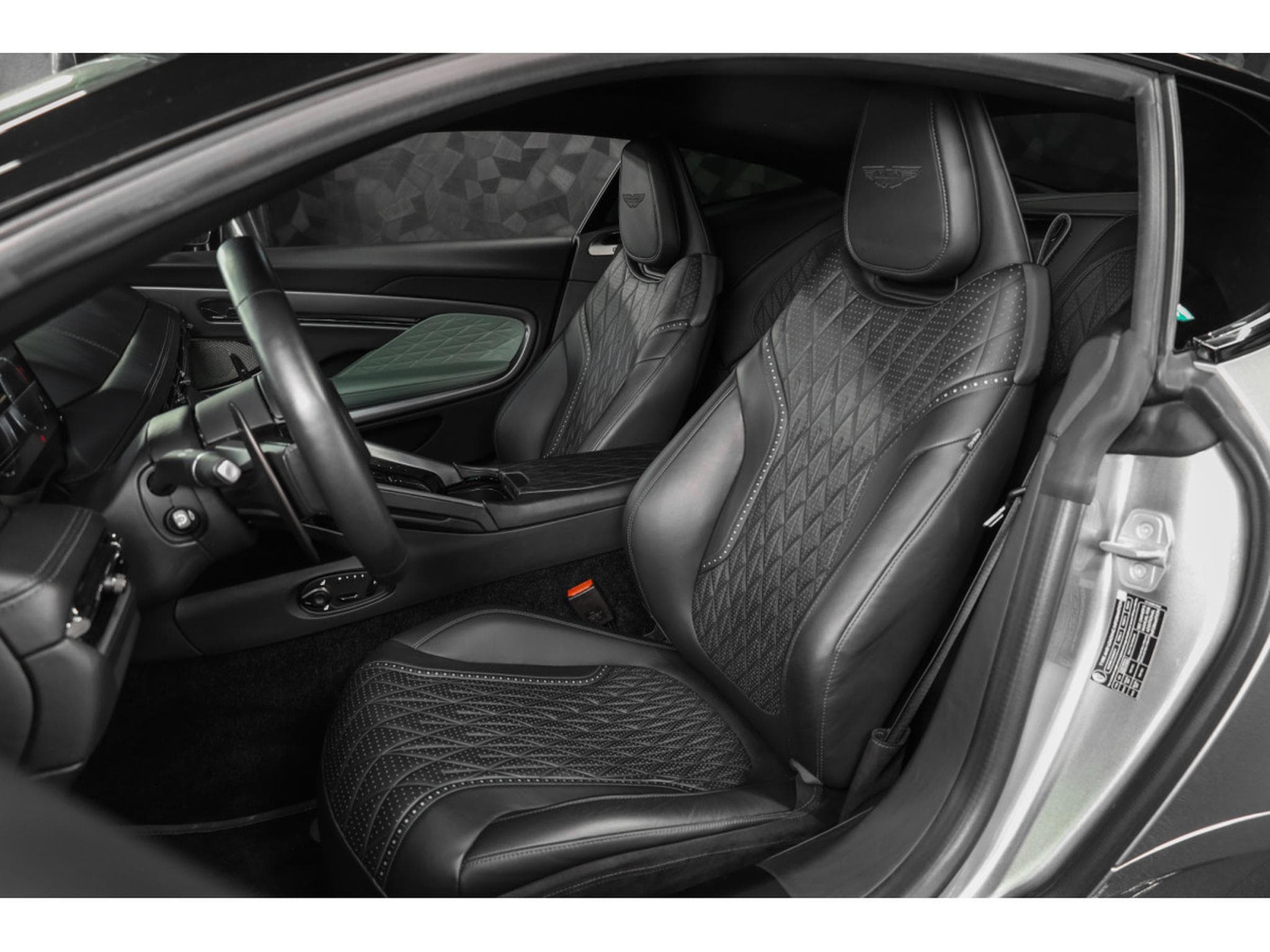 Aston-Martin DB12 V8 Twin Turbo - ALUMINITE SILVER (2024) - Photo 9
