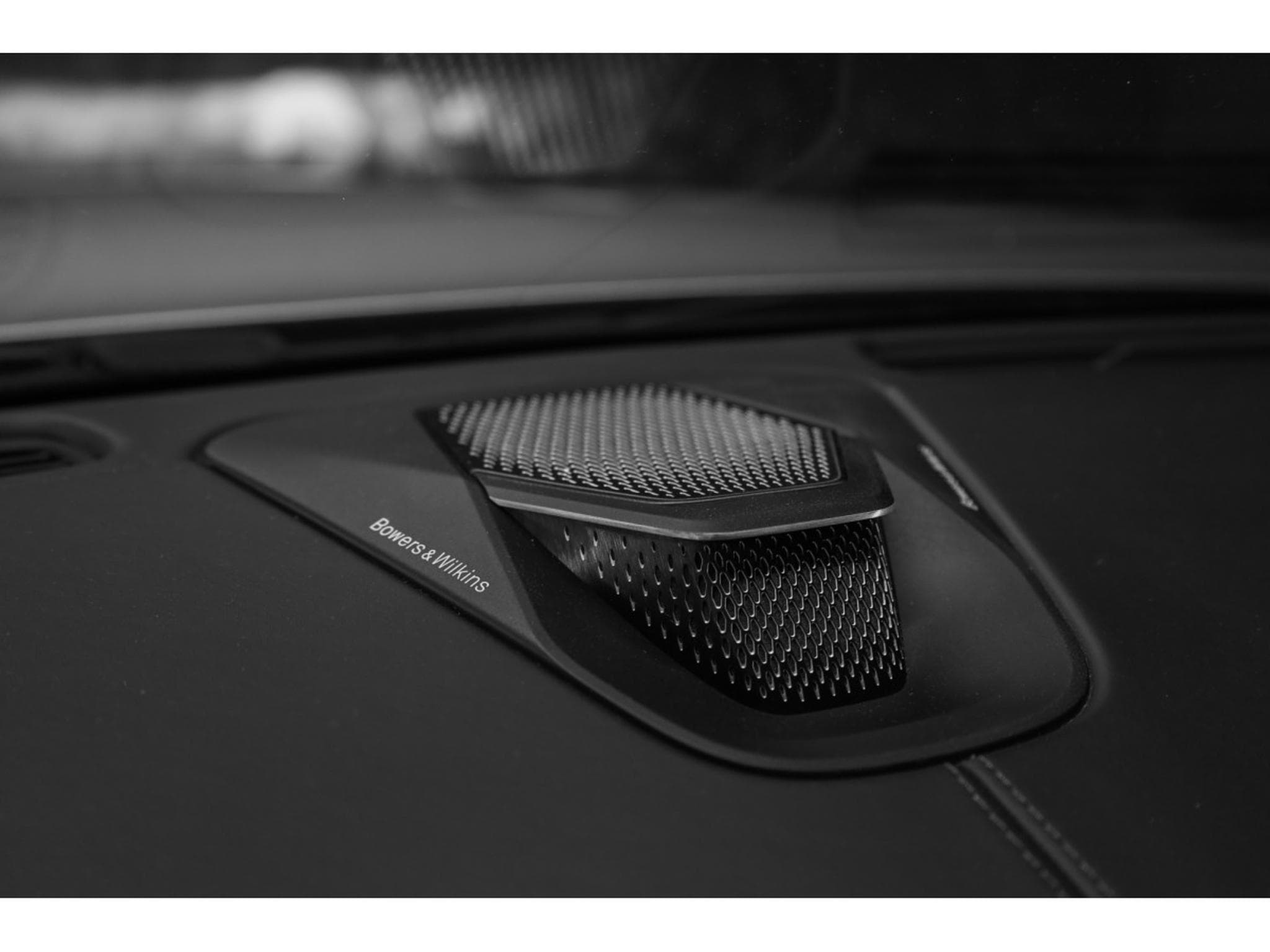 Aston-Martin DB12 V8 Twin Turbo - ALUMINITE SILVER (2024) - Photo 13