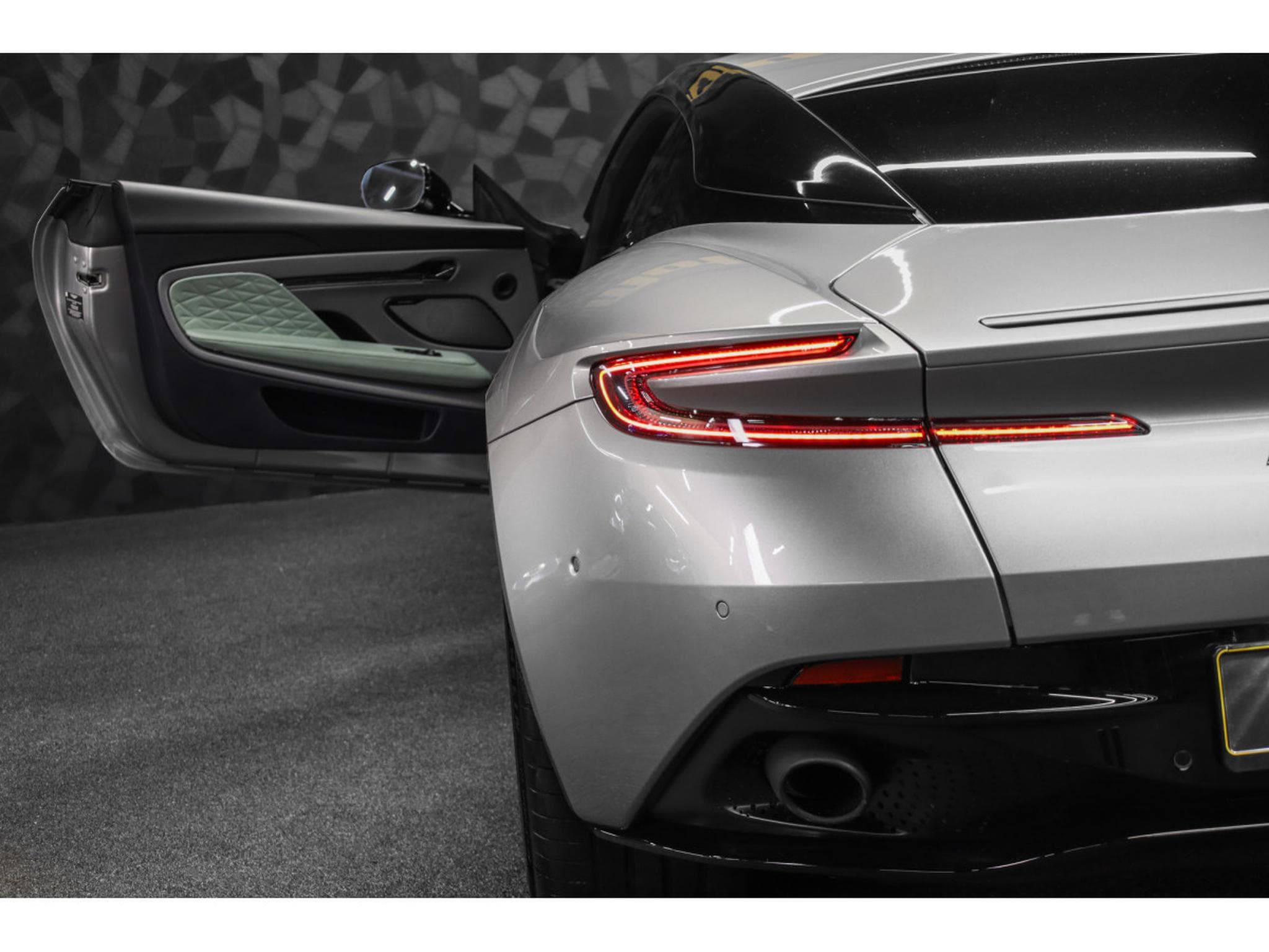 Aston-Martin DB12 V8 Twin Turbo - ALUMINITE SILVER (2024) - Photo 18