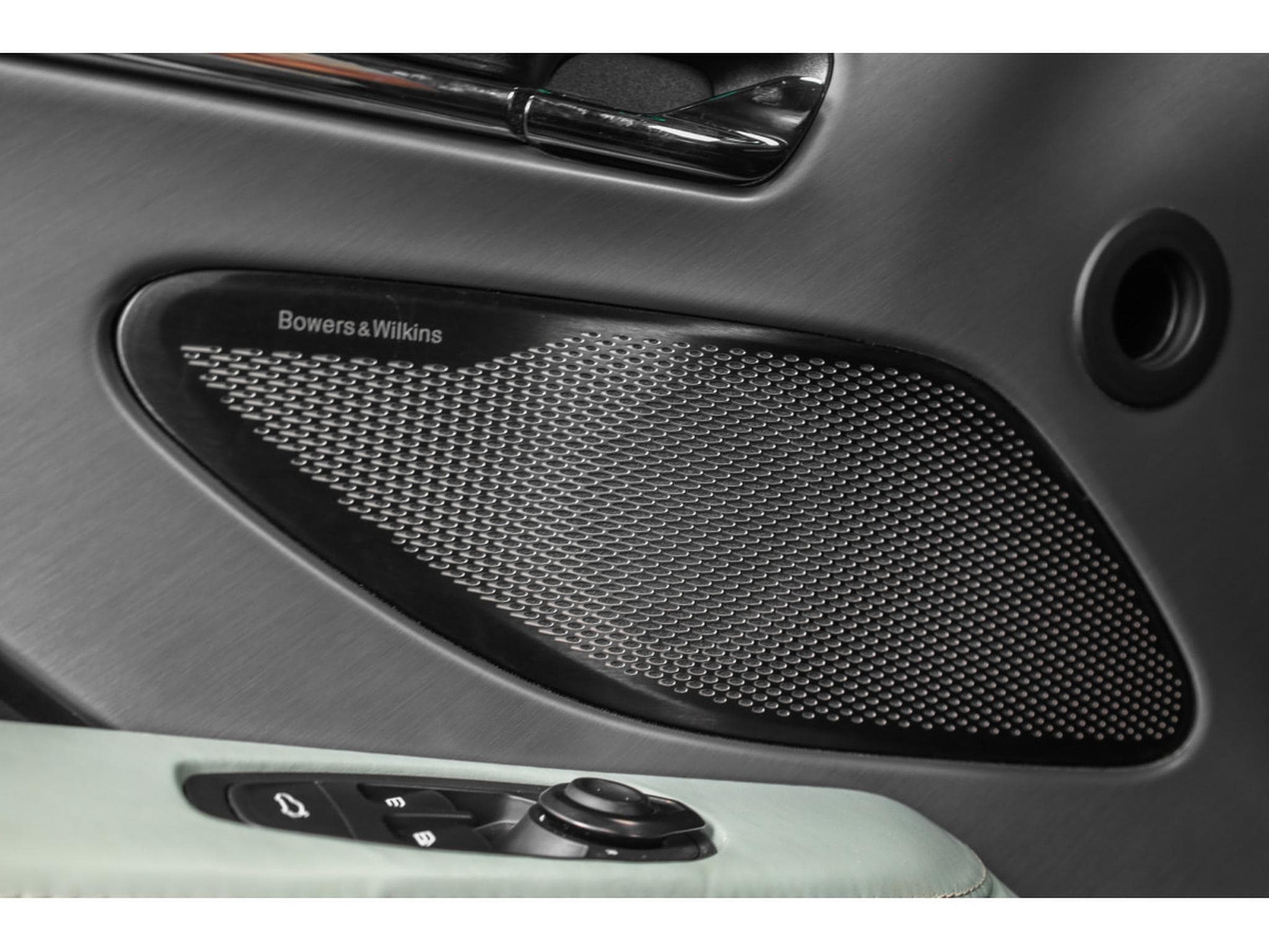 Aston-Martin DB12 V8 Twin Turbo - ALUMINITE SILVER (2024) - Photo 20