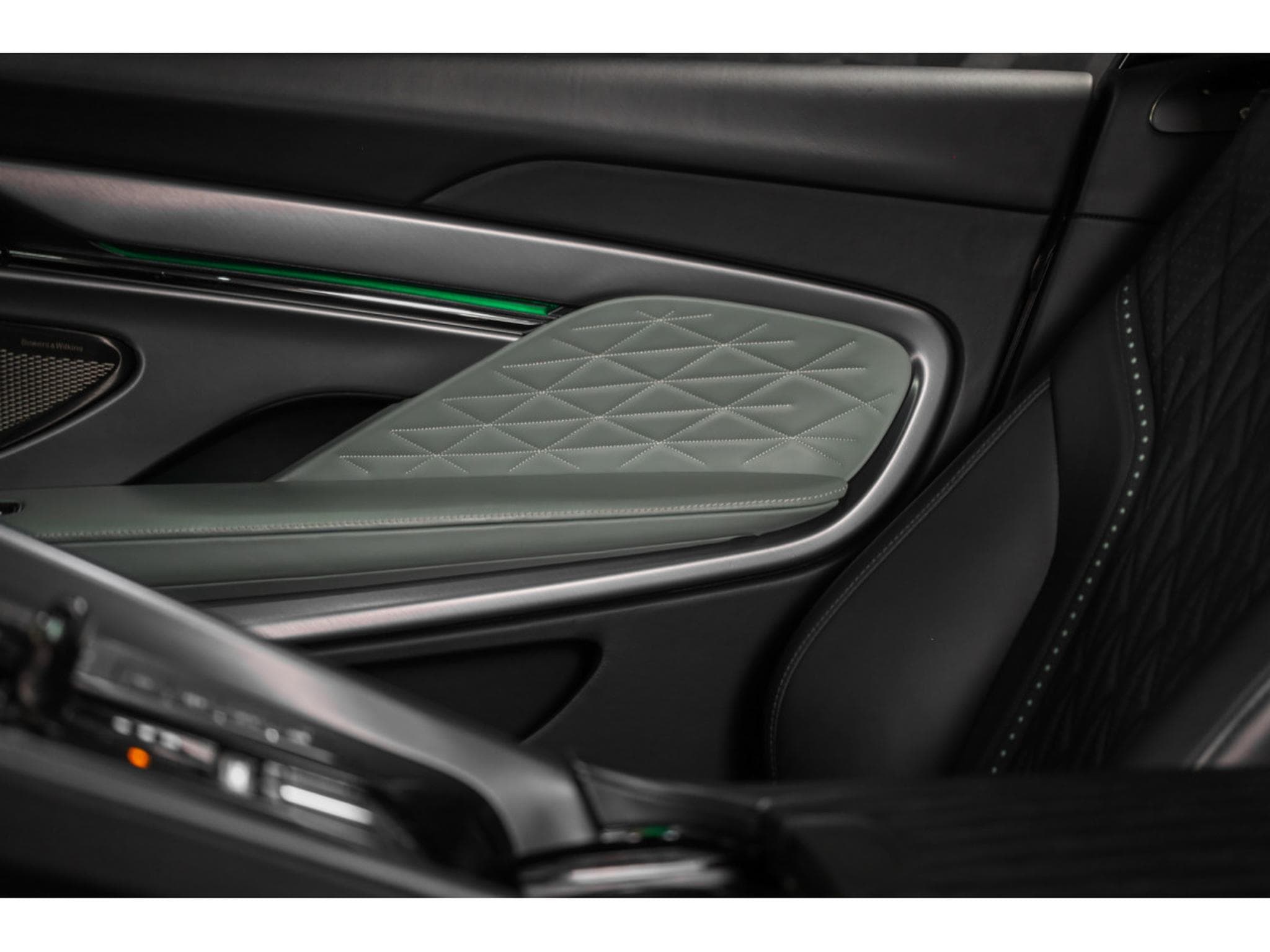 Aston-Martin DB12 V8 Twin Turbo - ALUMINITE SILVER (2024) - Photo 19