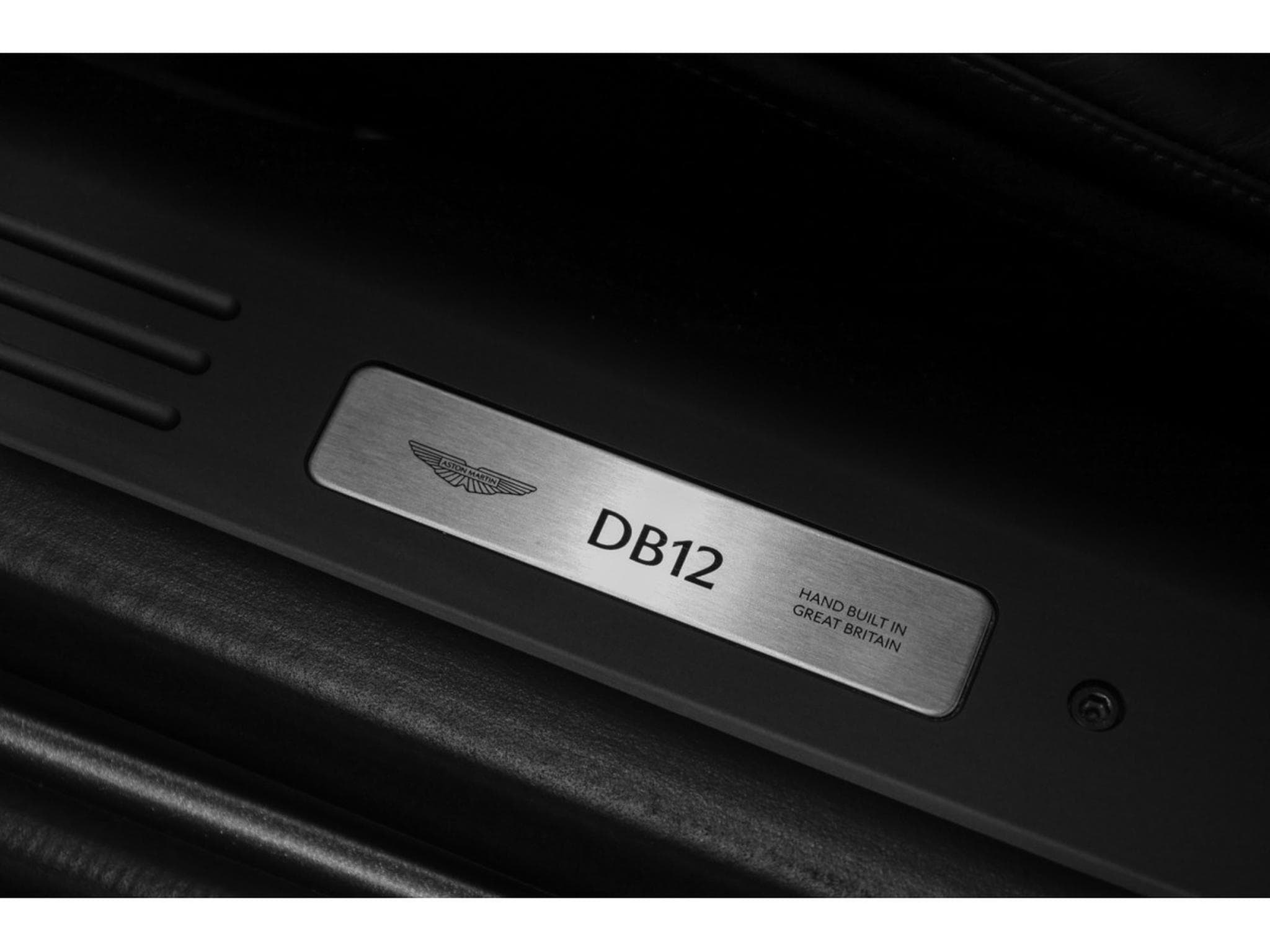 Aston-Martin DB12 V8 Twin Turbo - ALUMINITE SILVER (2024) - Photo 25