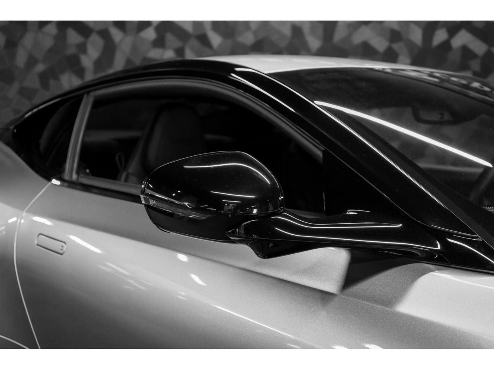 Aston-Martin DB12 V8 Twin Turbo - ALUMINITE SILVER (2024) - Photo 23