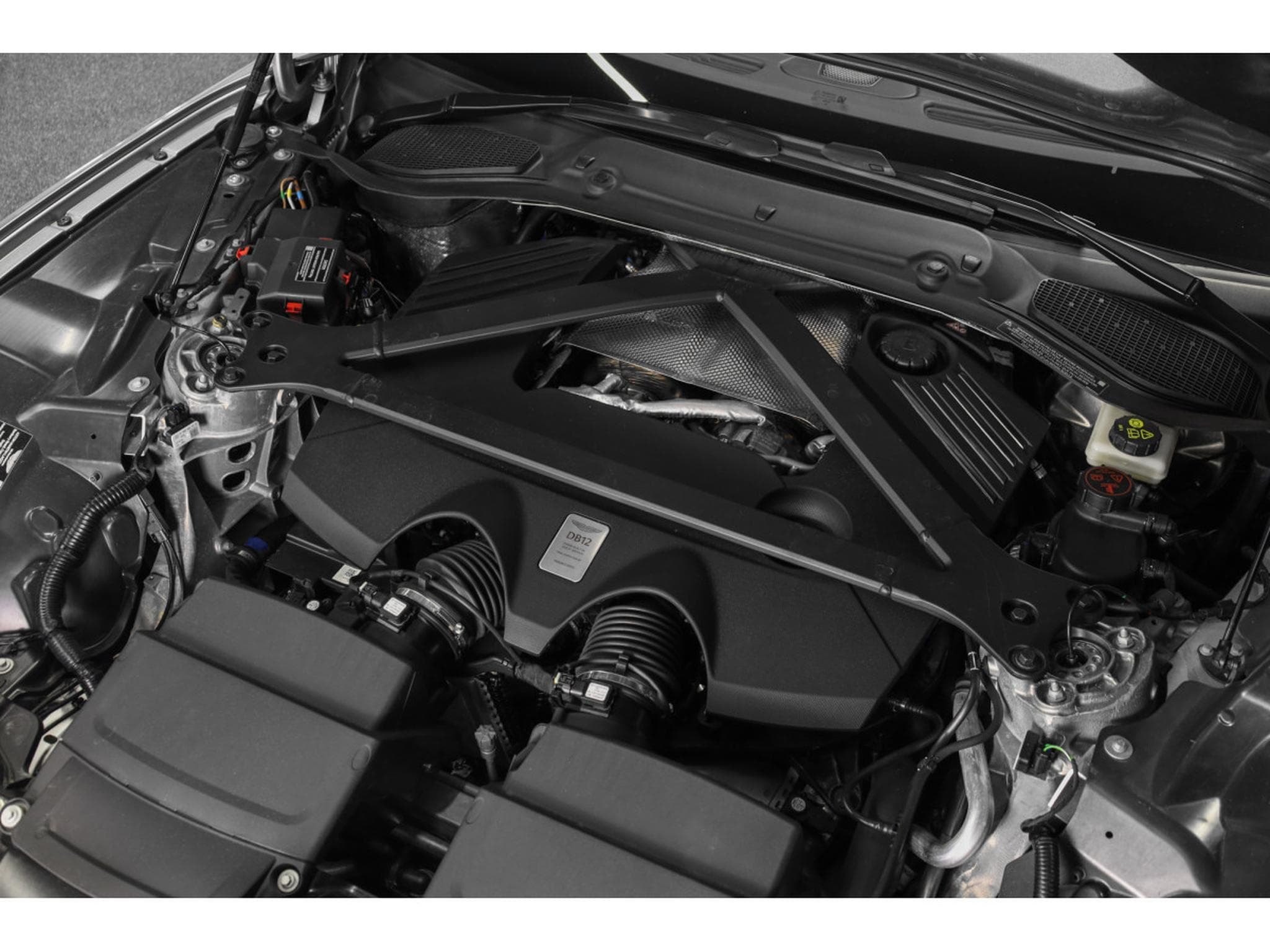 Aston-Martin DB12 V8 Twin Turbo - ALUMINITE SILVER (2024) - Photo 26