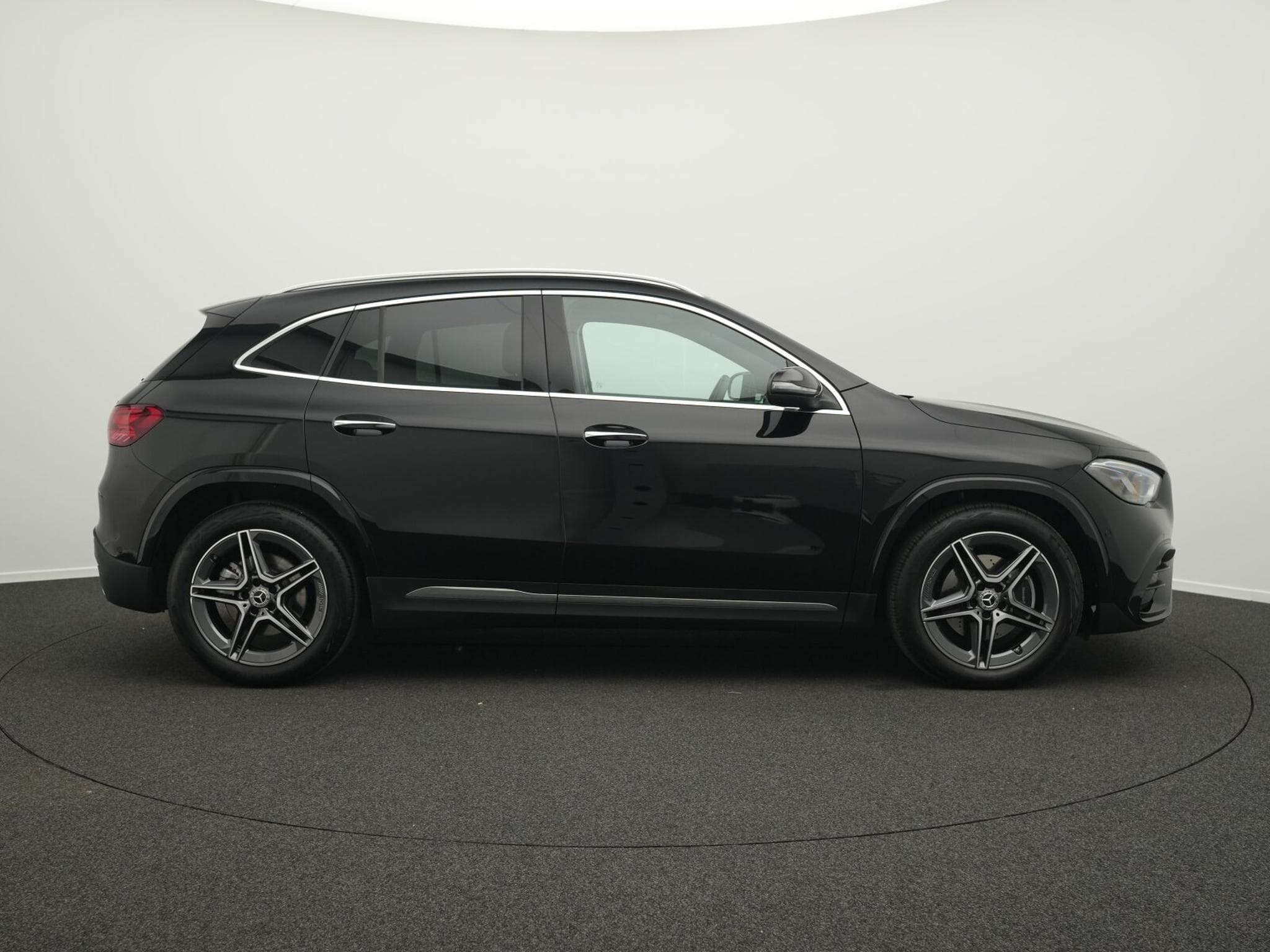 Mercedes GLA 220 4MATIC Multi+Pano+AHK+Handsfree (2025) - Photo 5