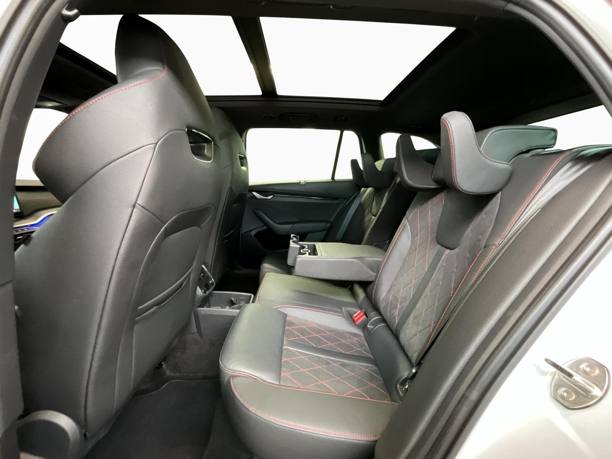 Skoda Octavia RS+DSG+SUEDIA+AHK+Pano+360 (2025) - Foto 16