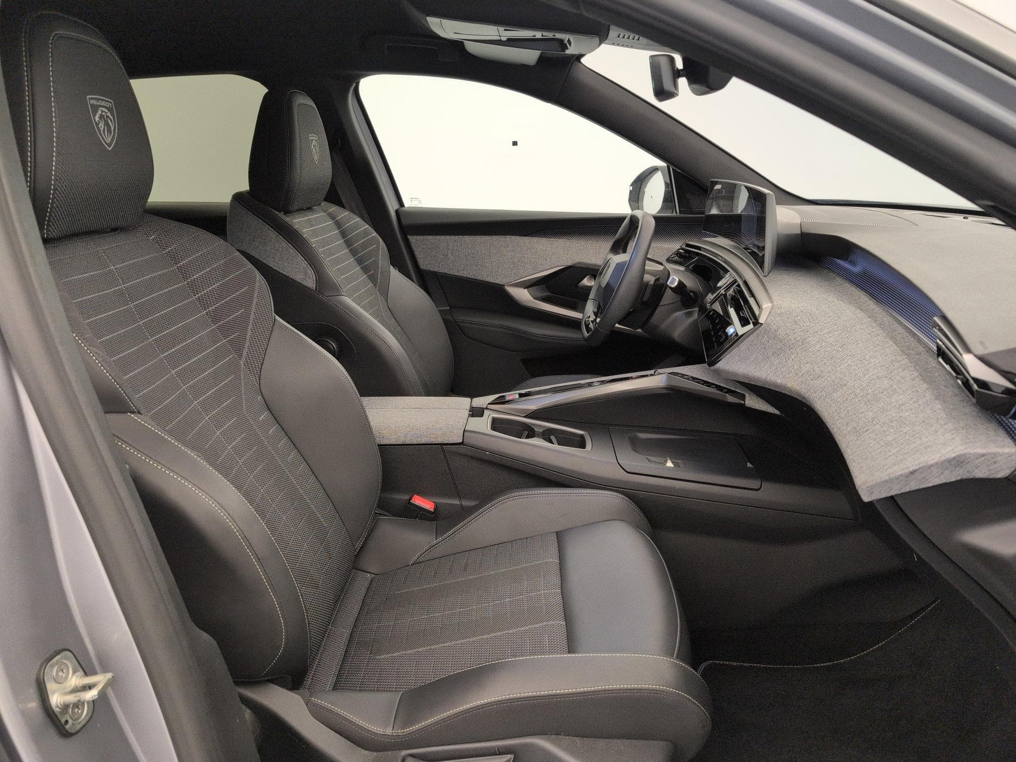 Peugeot 3008 Hybrid 145 e-DCS6 GT (2025) - Foto 9
