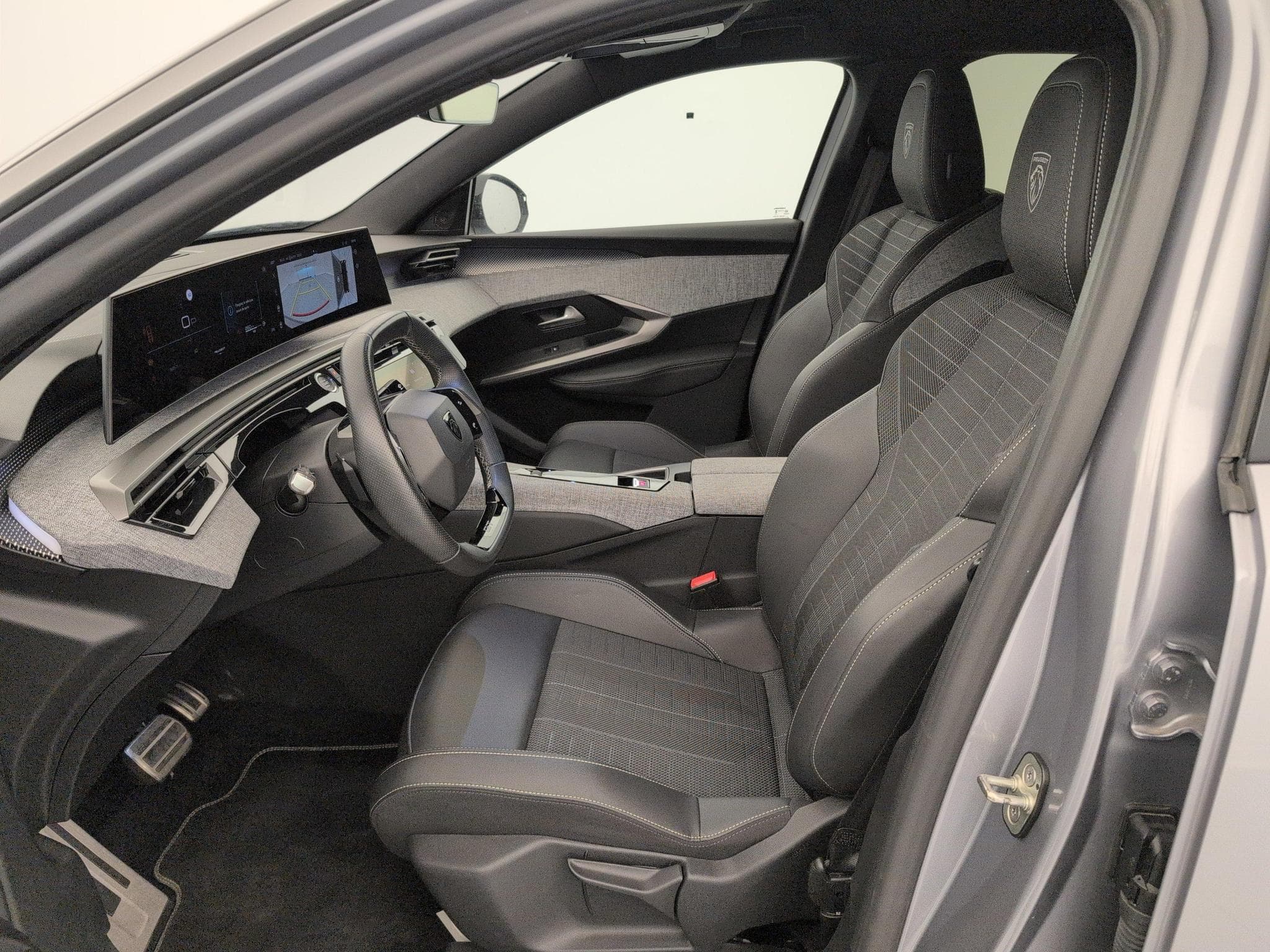 Peugeot 3008 Hybrid 145 e-DCS6 GT (2025) - Foto 16