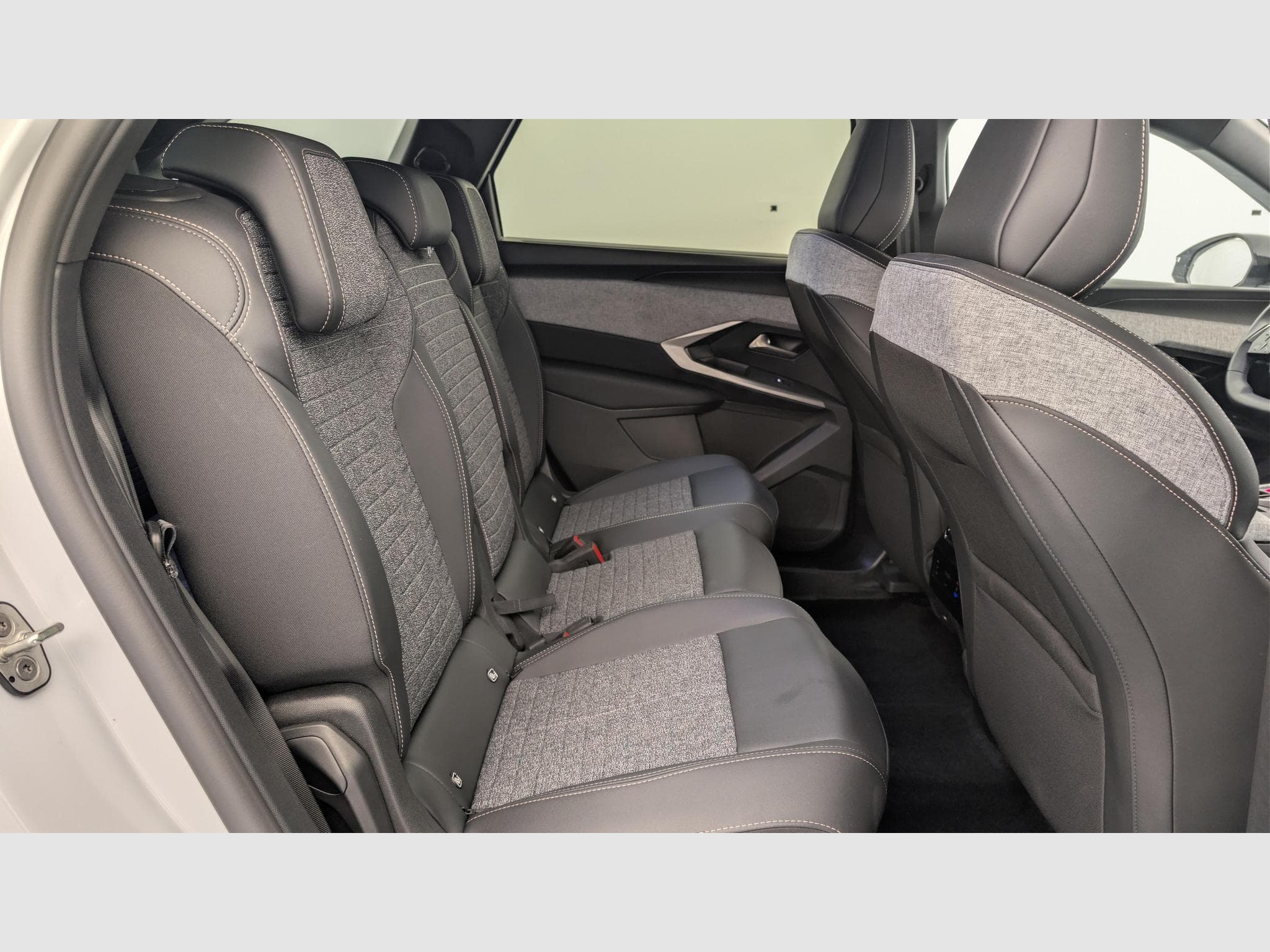 Peugeot 5008 HYBRID 145 CH E-DCS6 ALLURE (2025) - Foto 10