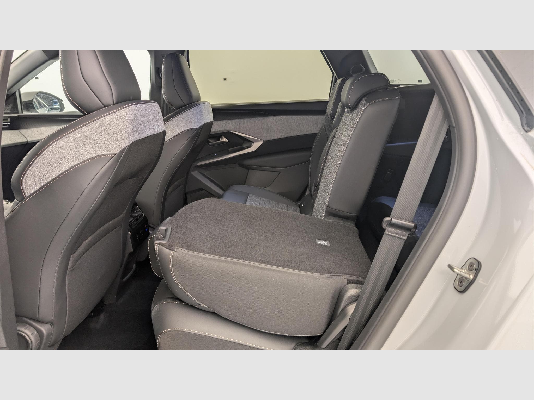 Peugeot 5008 HYBRID 145 CH E-DCS6 ALLURE (2025) - Foto 12
