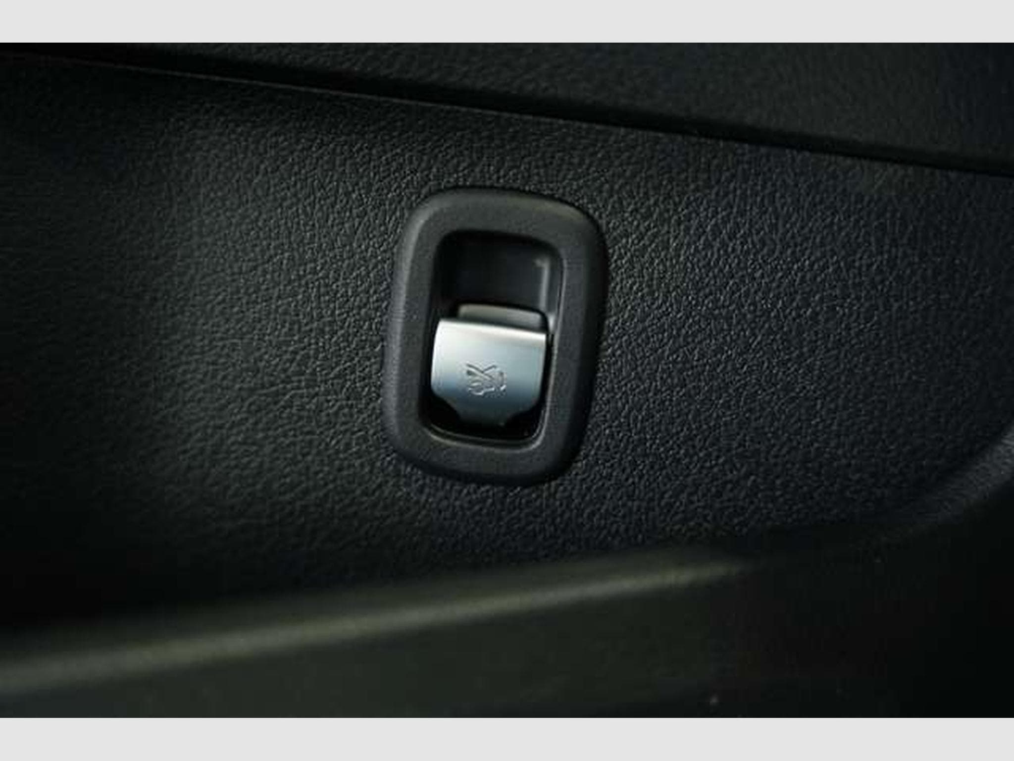 Mercedes C 200 T AMG Line 2.H *Pano*Night*AHK*Sportsitze (2023) - Foto 26