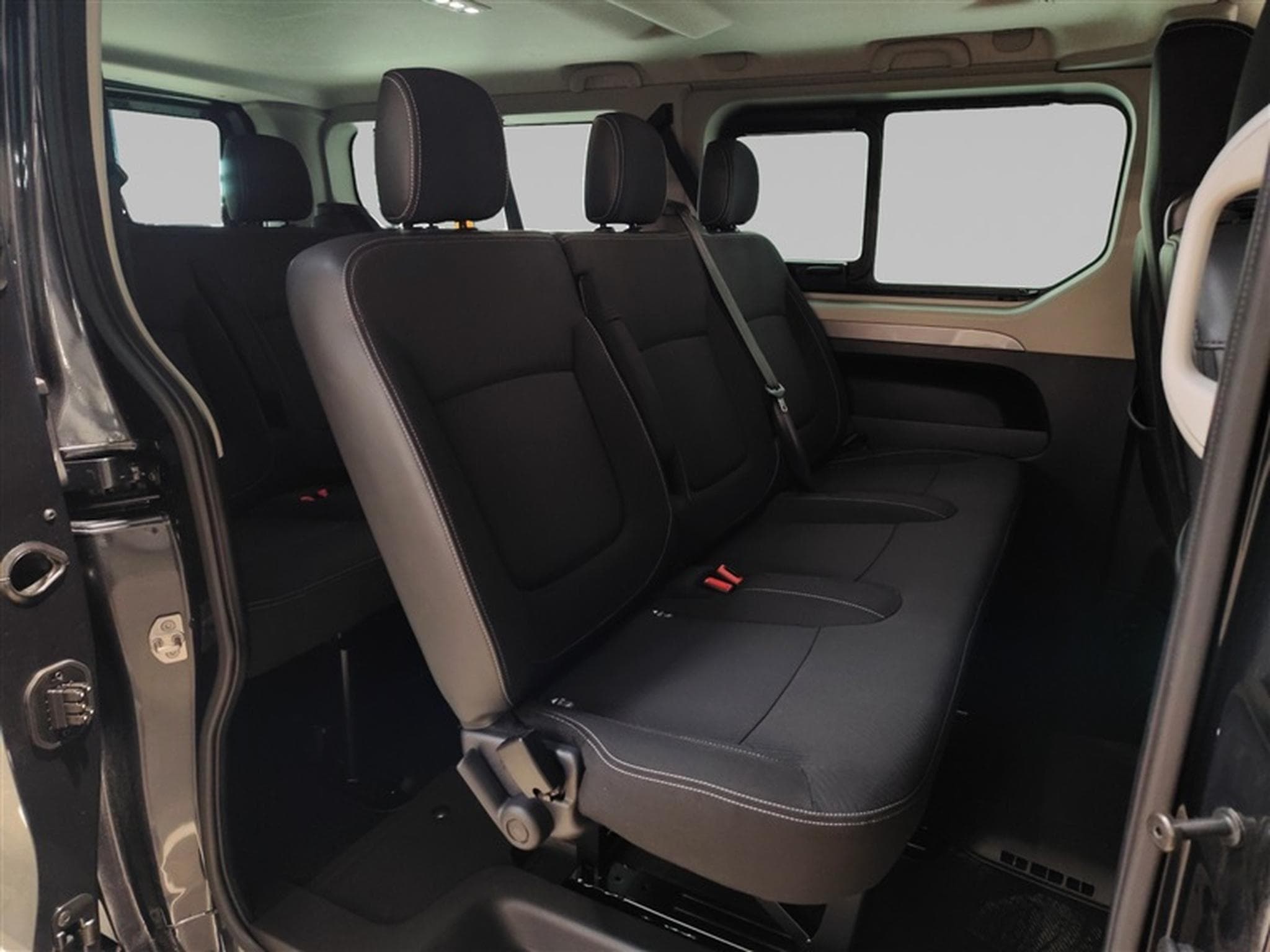 Renault Trafic 2.0 BluedCi 150cv L2 Equilibre  9pl. (2024) - Foto 13
