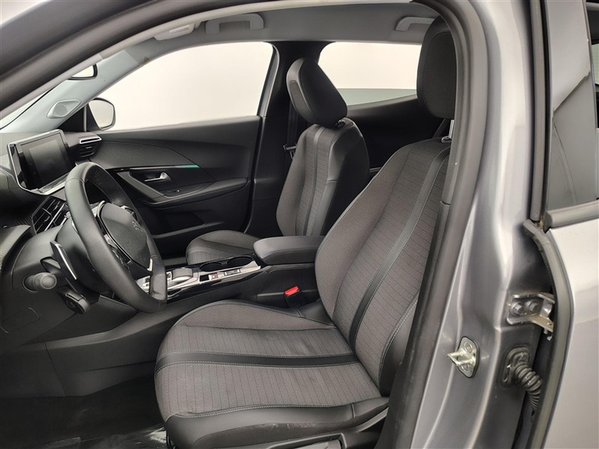 Peugeot 2008 1.2 PureTech Allure Pack EAT8 NAVI / S-CUIR / FULL LED (2022) - Foto 7