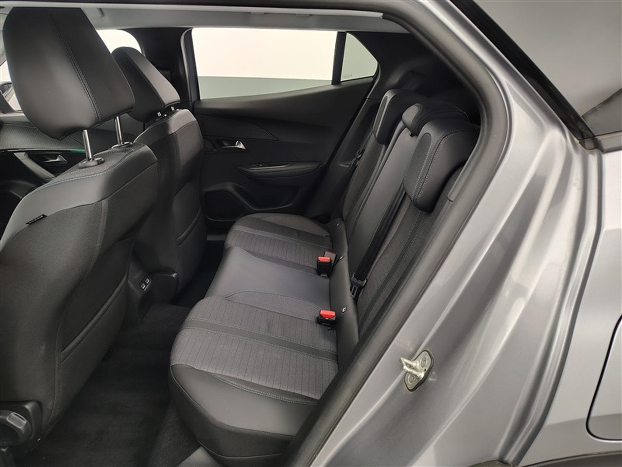 Peugeot 2008 1.2 PureTech Allure Pack EAT8 NAVI / S-CUIR / FULL LED (2022) - Foto 13