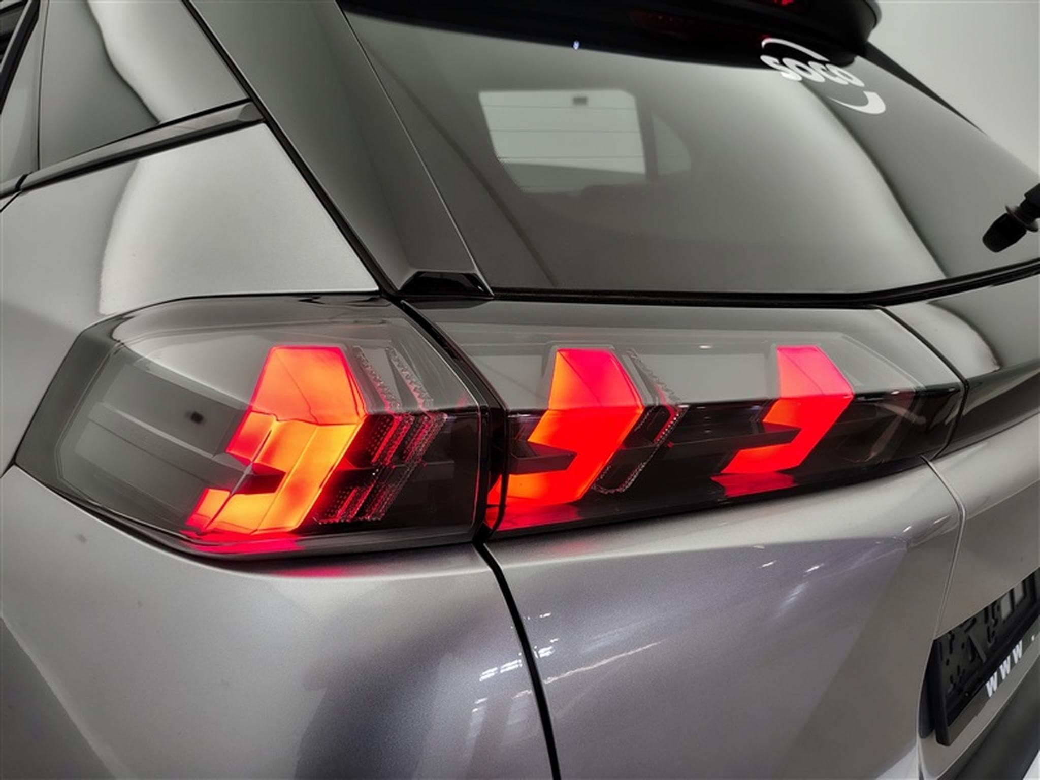 Peugeot 2008 1.2 PureTech Allure Pack EAT8 NAVI / S-CUIR / FULL LED (2022) - Foto 16