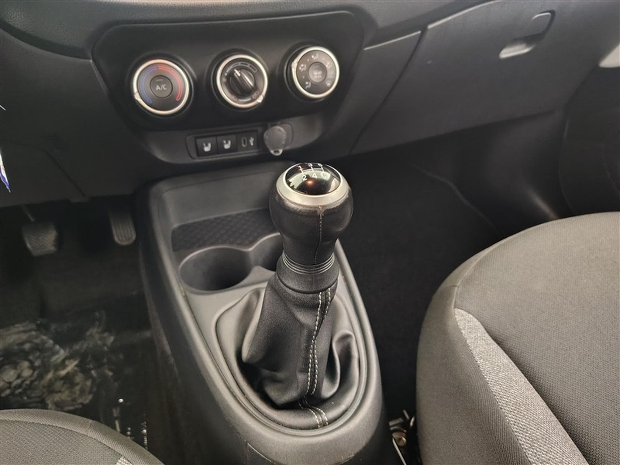 Toyota Aygo 1.0i VVT-i Play CARPLAY / CAMERA (2024) - Photo 12