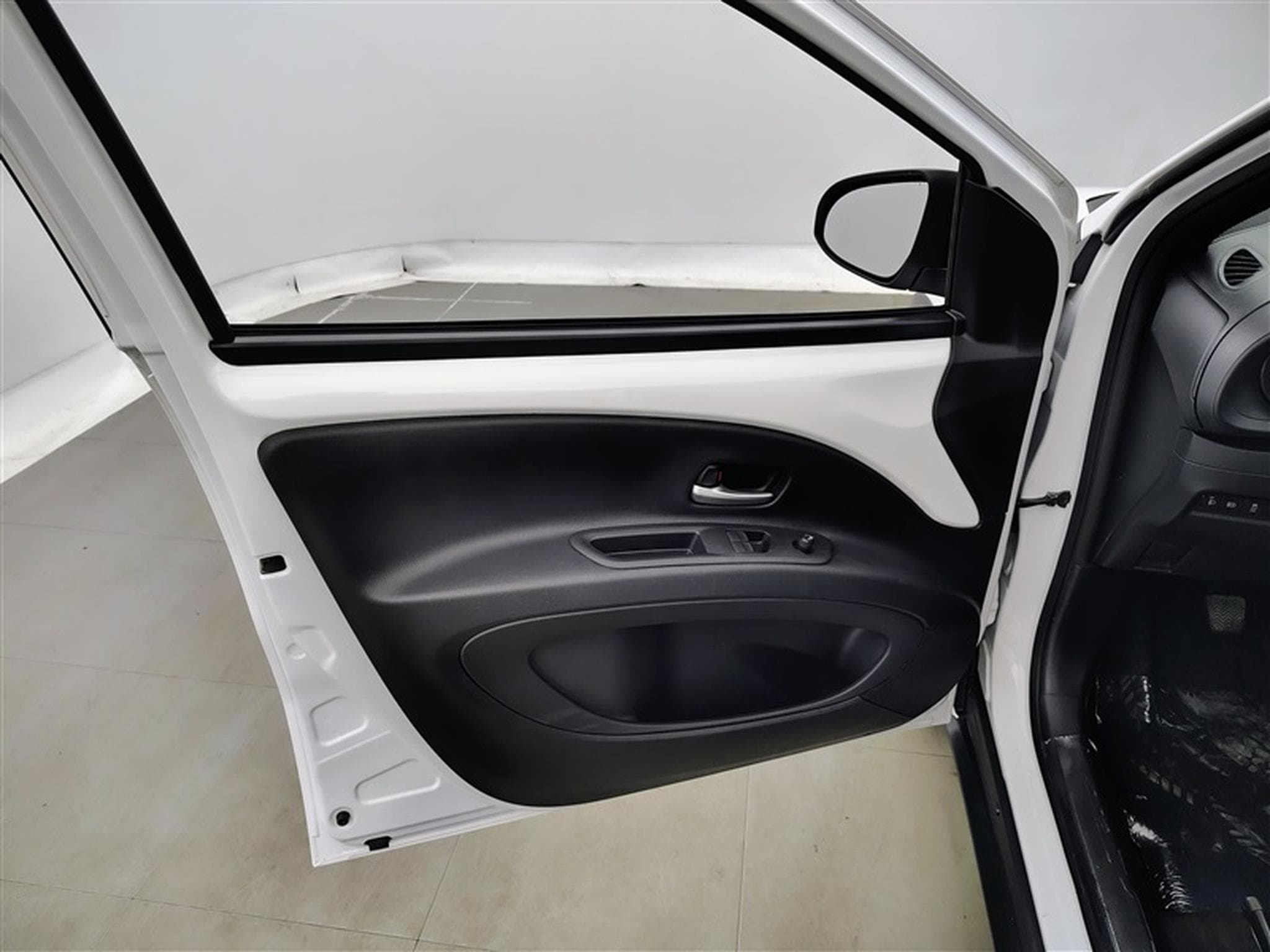 Toyota Aygo 1.0i VVT-i Play CARPLAY / CAMERA (2024) - Photo 17