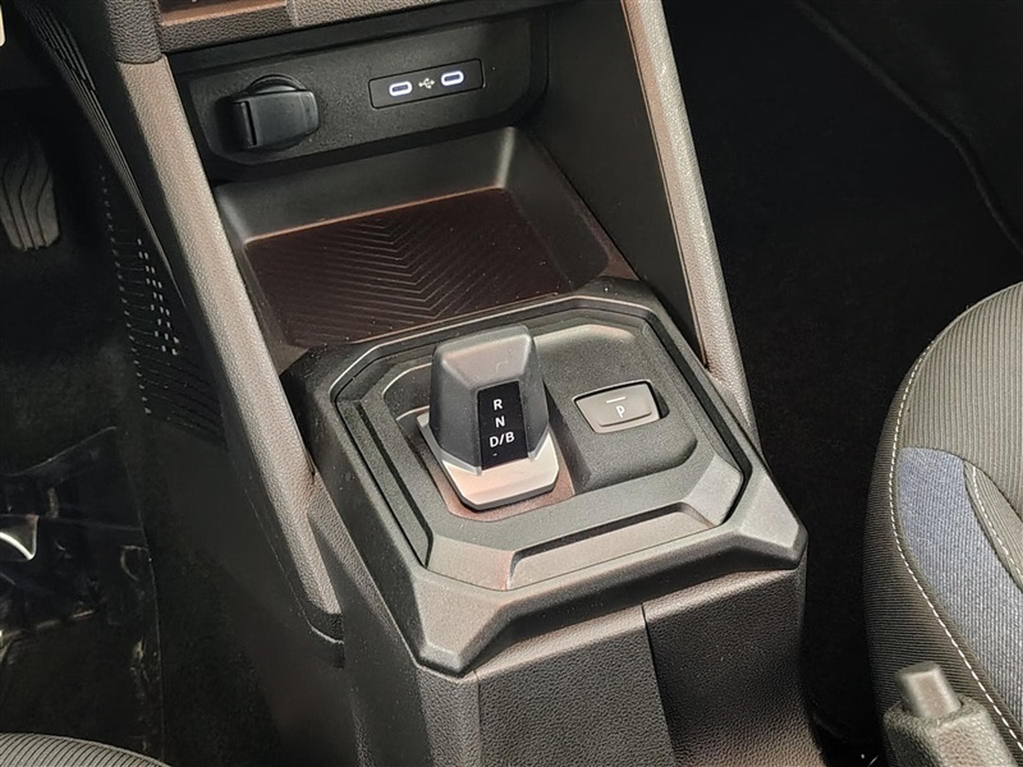 Dacia Duster 1.6 Hybrid EDC CARPLAY / CLIM / FULL LED (2025) - Photo 12