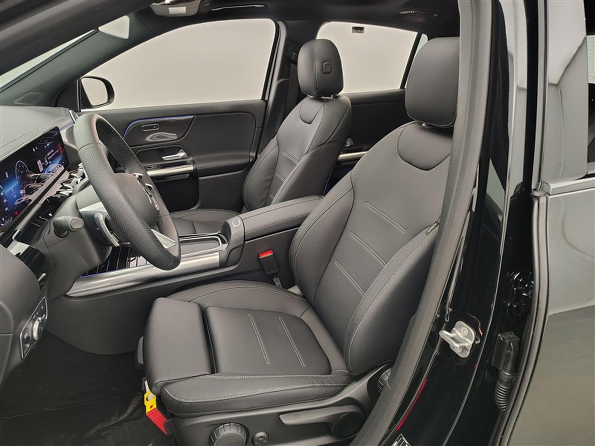 Mercedes GLA 180 AMG Line CUIR/NAVI/FULL LED/JA18 (2025) - Photo 7
