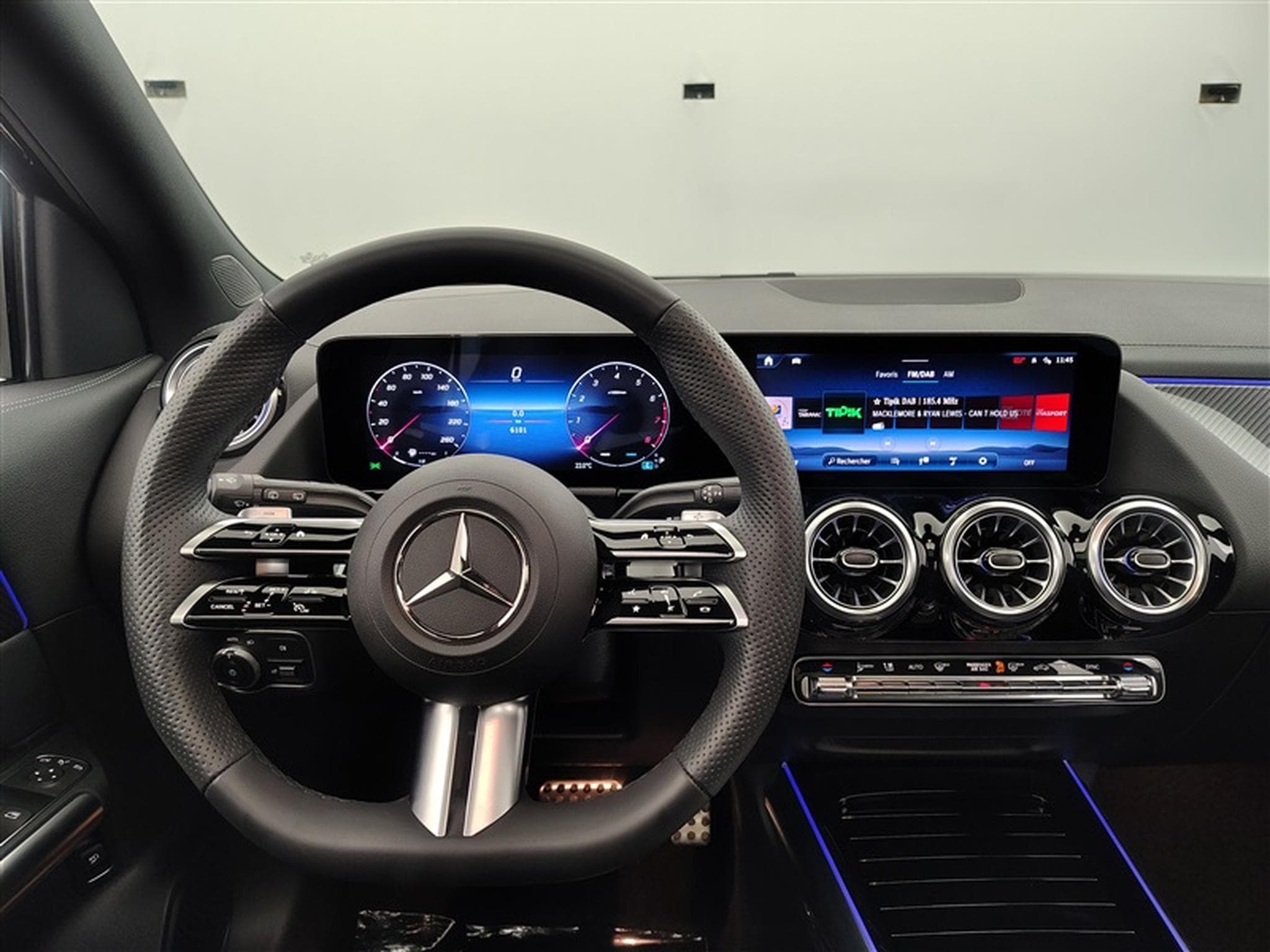 Mercedes GLA 180 AMG Line CUIR/NAVI/FULL LED/JA18 (2025) - Photo 9