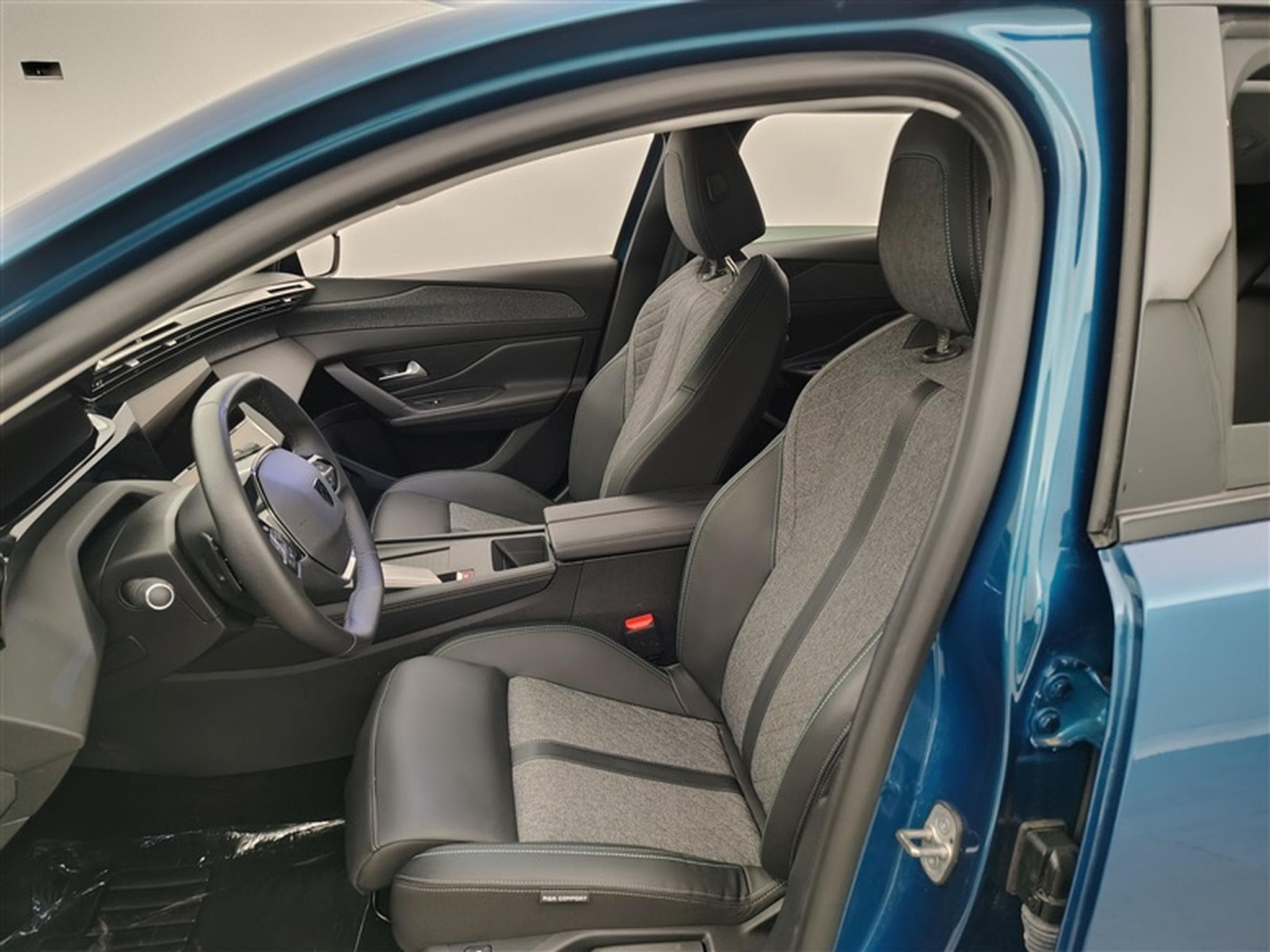 Peugeot 408 PHEV 1.6 Turbo Allure S&S (133 kW) (2024) - Photo 7
