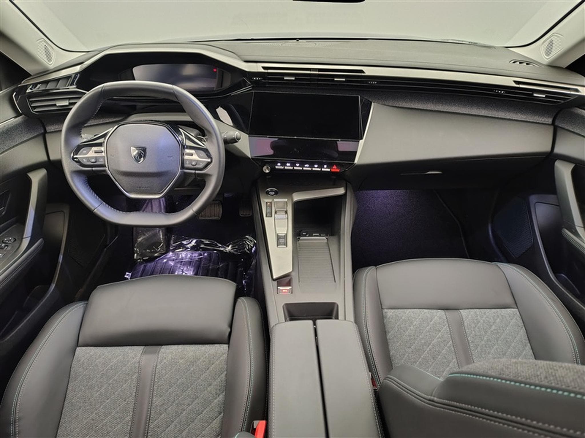 Peugeot 408 PHEV 1.6 Turbo Allure S&S (133 kW) (2024) - Photo 8