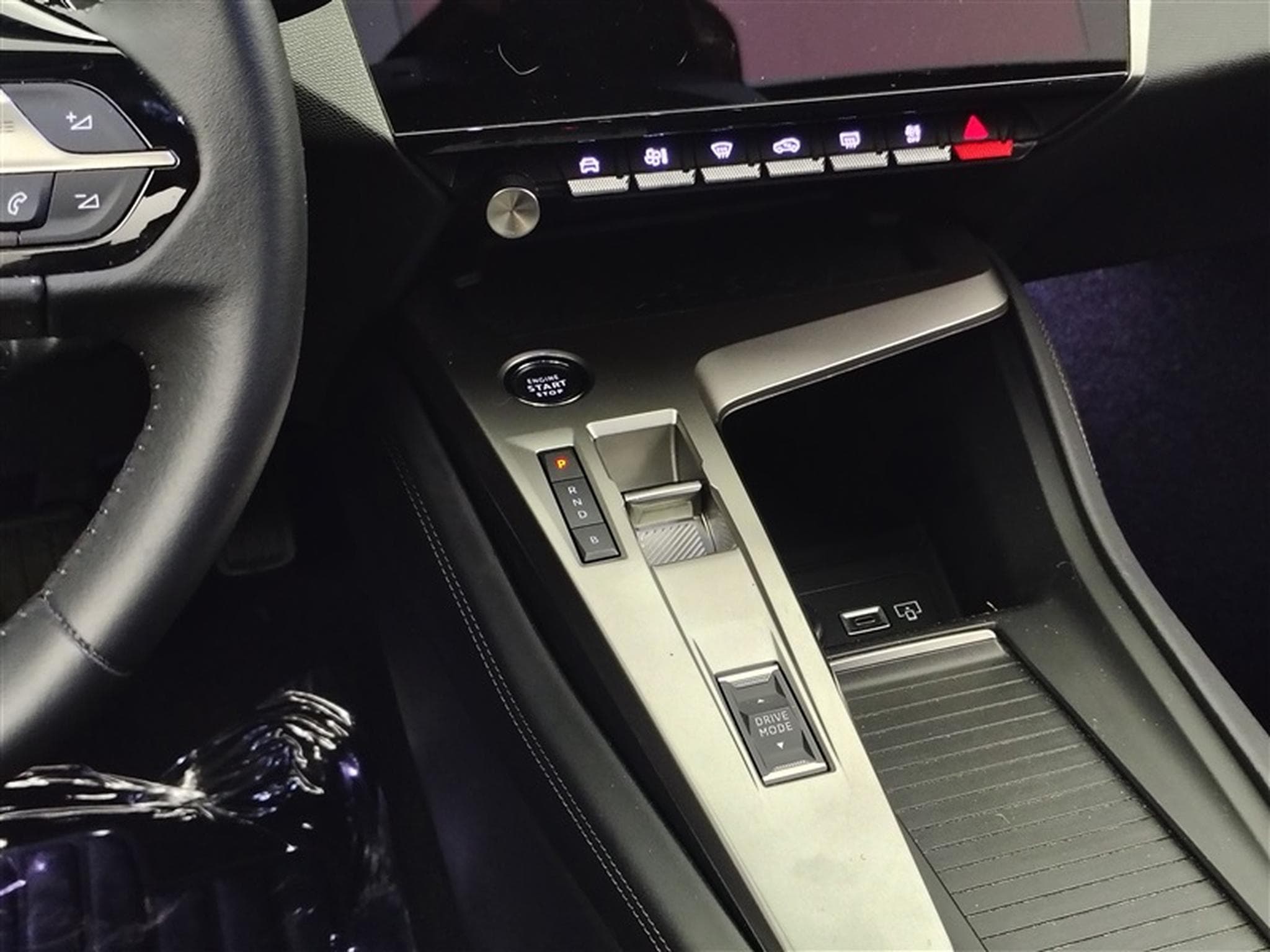 Peugeot 408 PHEV 1.6 Turbo Allure S&S (133 kW) (2024) - Photo 12