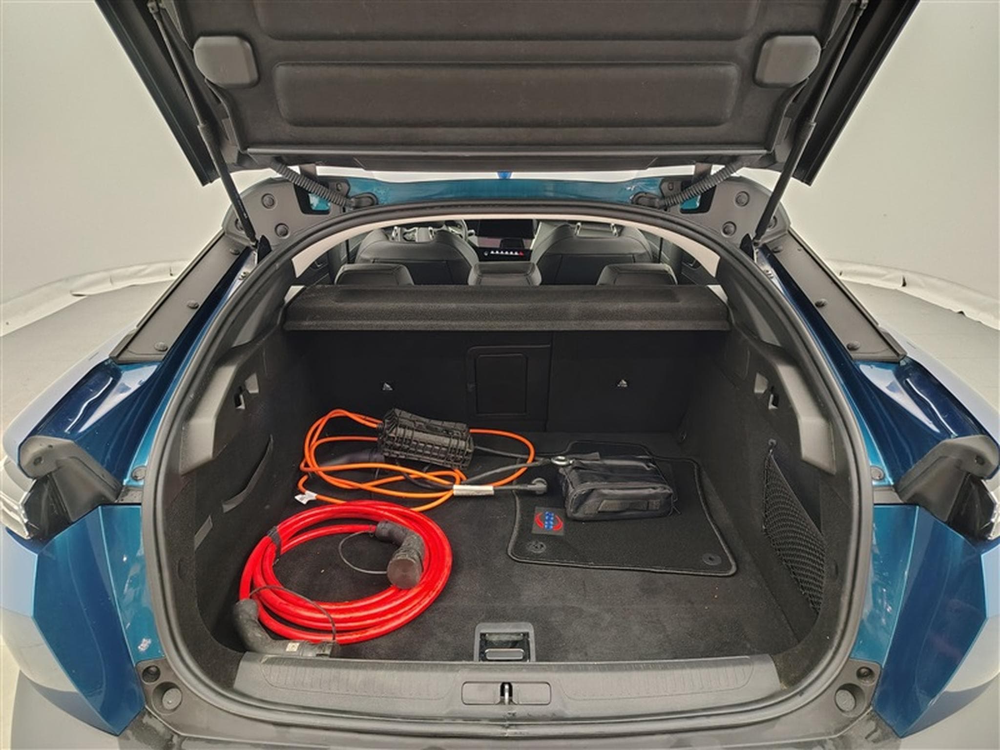 Peugeot 408 PHEV 1.6 Turbo Allure S&S (133 kW) (2024) - Photo 14