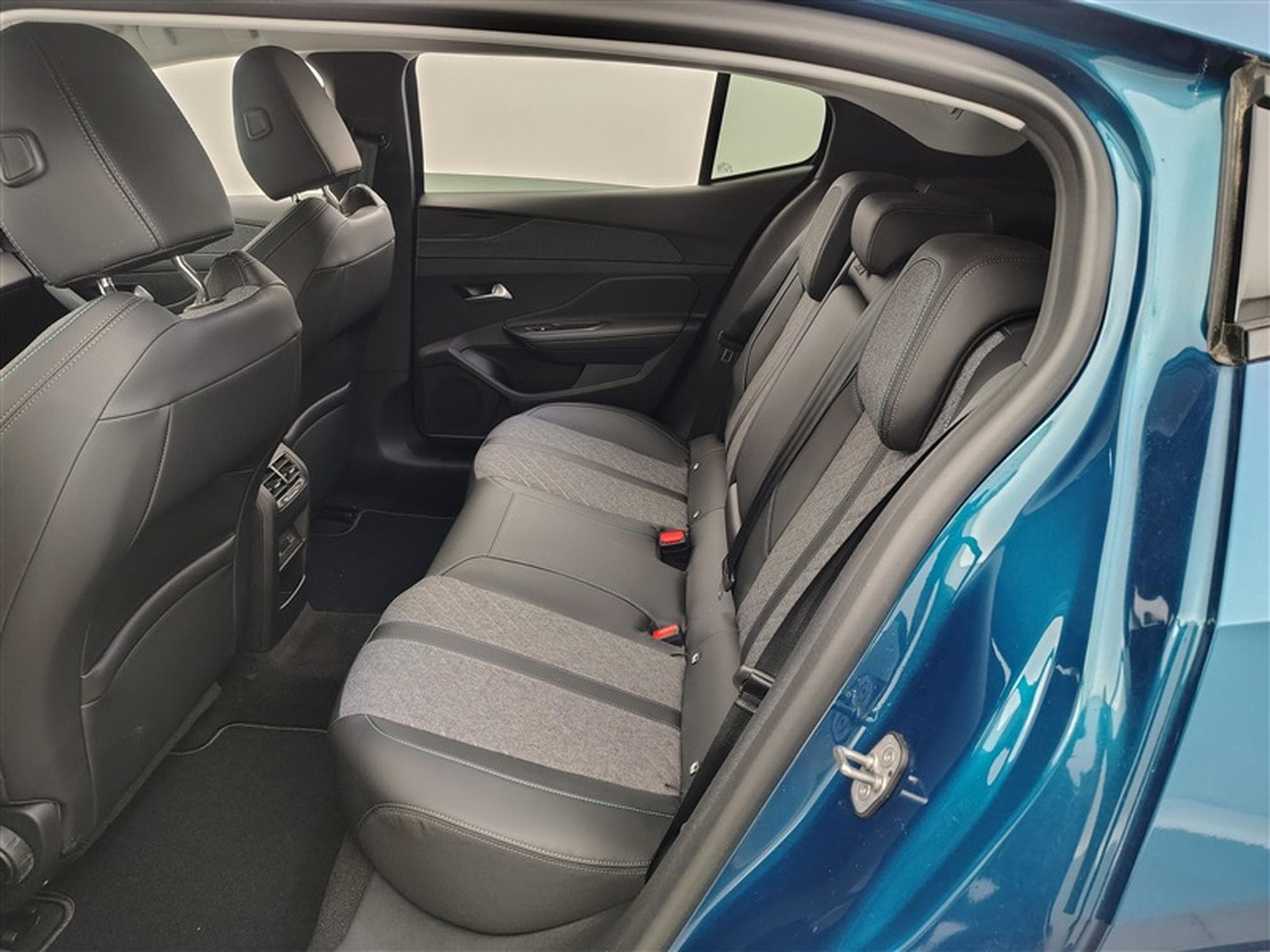 Peugeot 408 PHEV 1.6 Turbo Allure S&S (133 kW) (2024) - Photo 13