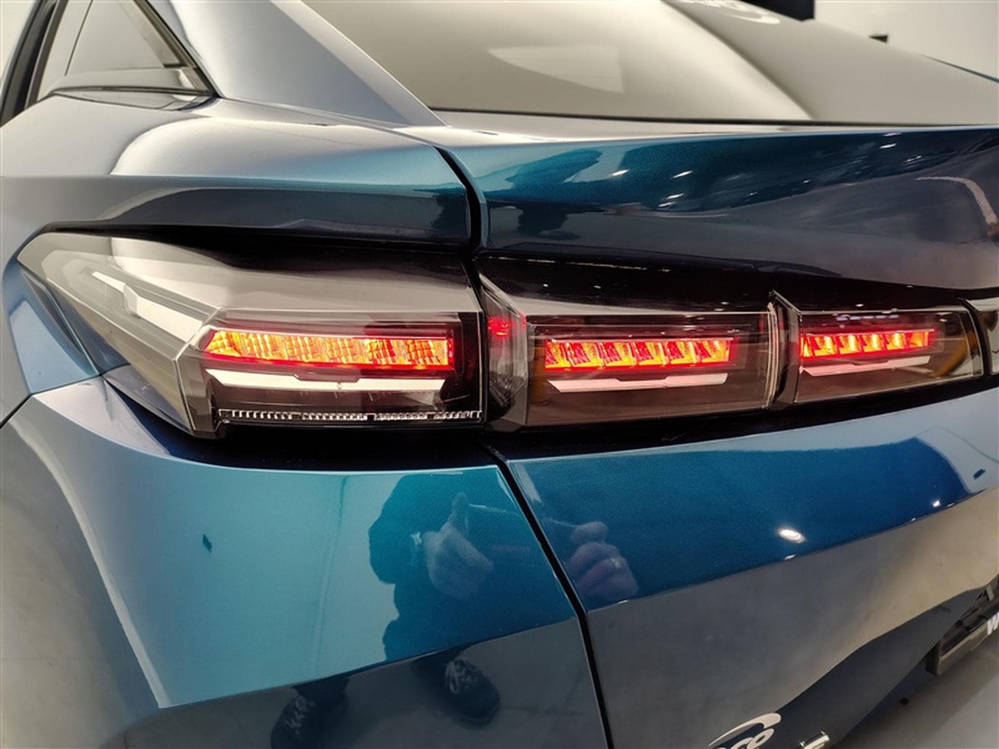 Peugeot 408 PHEV 1.6 Turbo Allure S&S (133 kW) (2024) - Photo 16