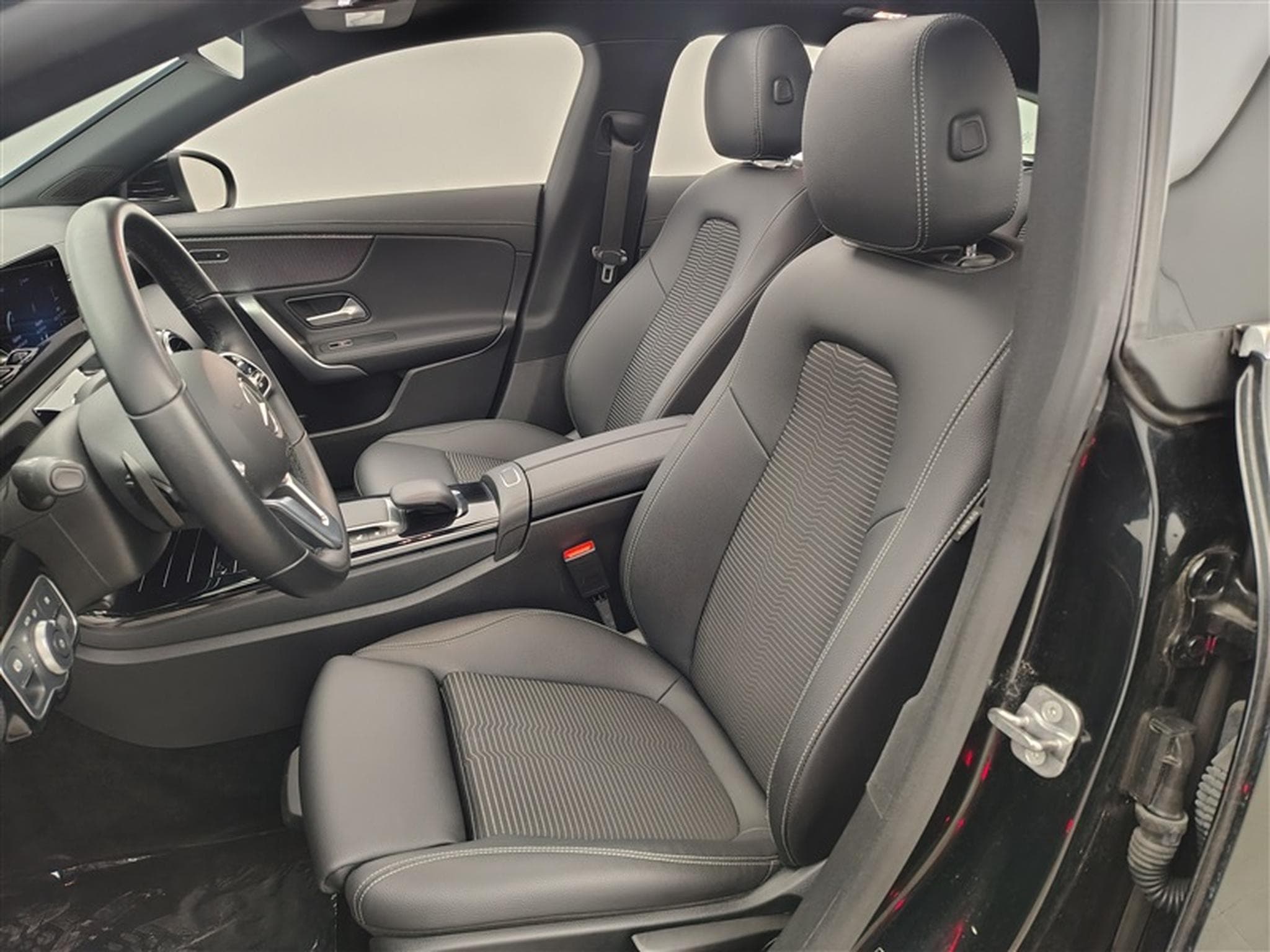 Mercedes CLA 180 d Autom. Luxury Line NAVI / FULL LED / S-CUIR / PANO (2023) - Photo 7