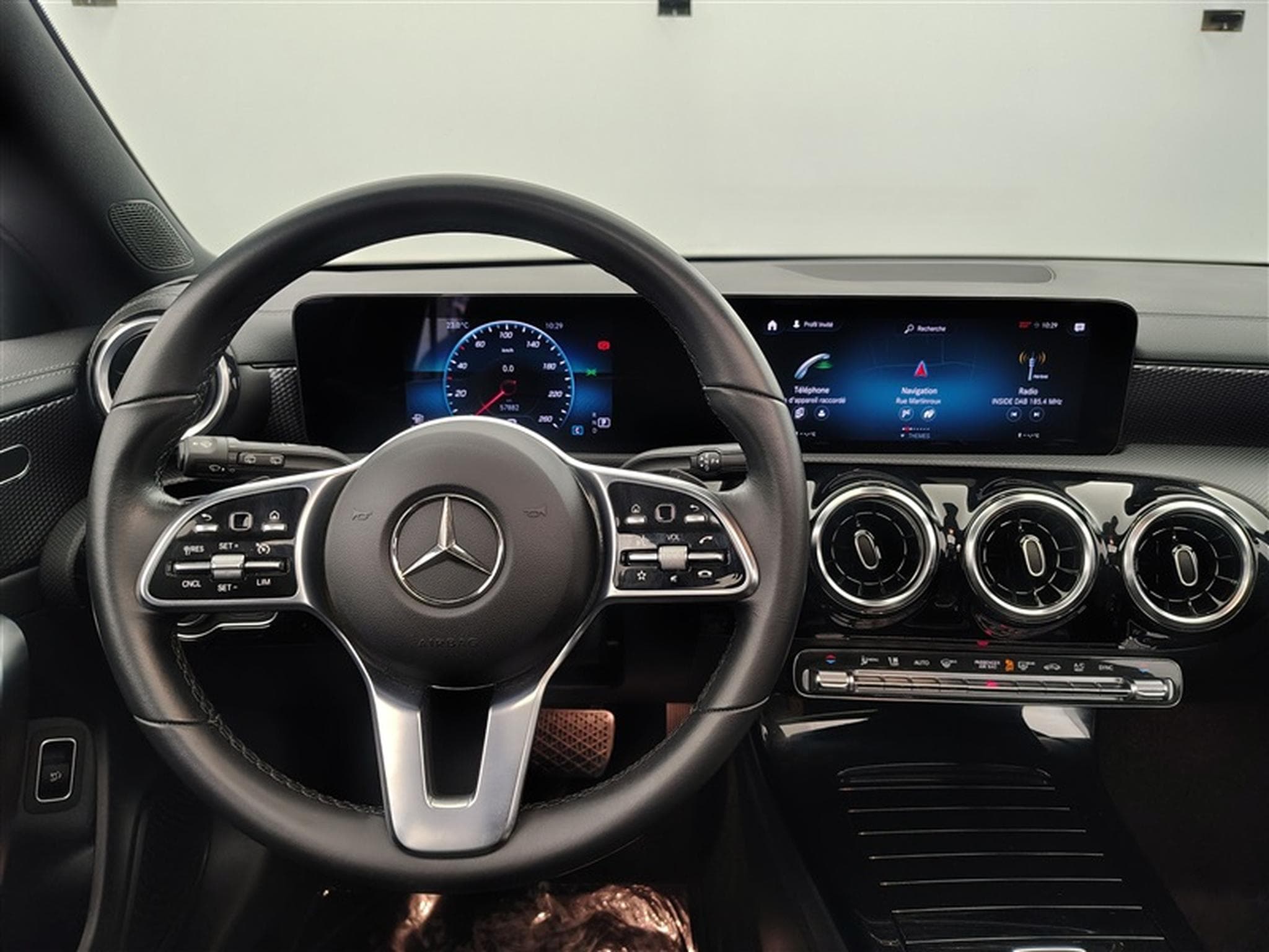 Mercedes CLA 180 d Autom. Luxury Line NAVI / FULL LED / S-CUIR / PANO (2023) - Photo 9