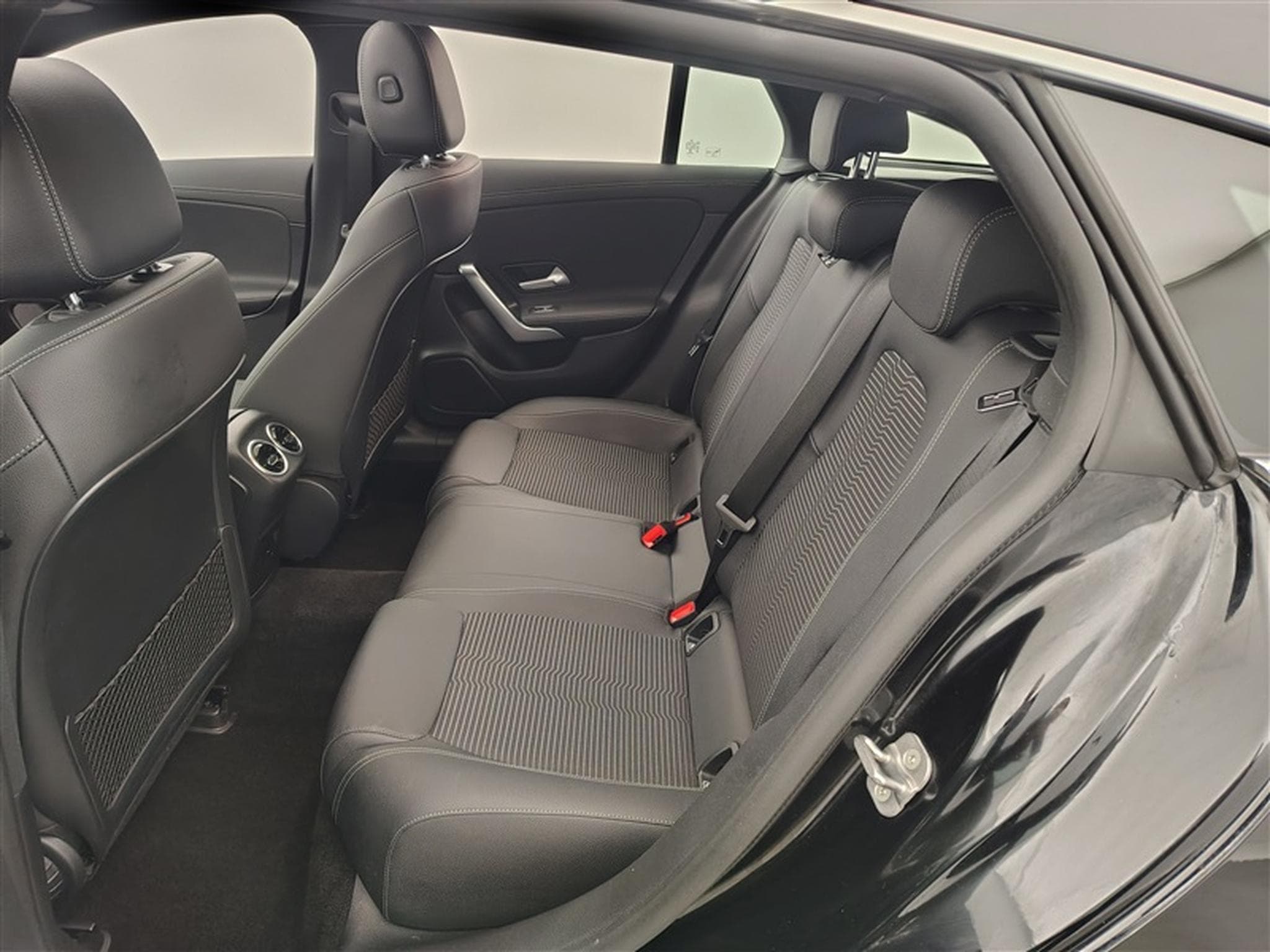Mercedes CLA 180 d Autom. Luxury Line NAVI / FULL LED / S-CUIR / PANO (2023) - Photo 13