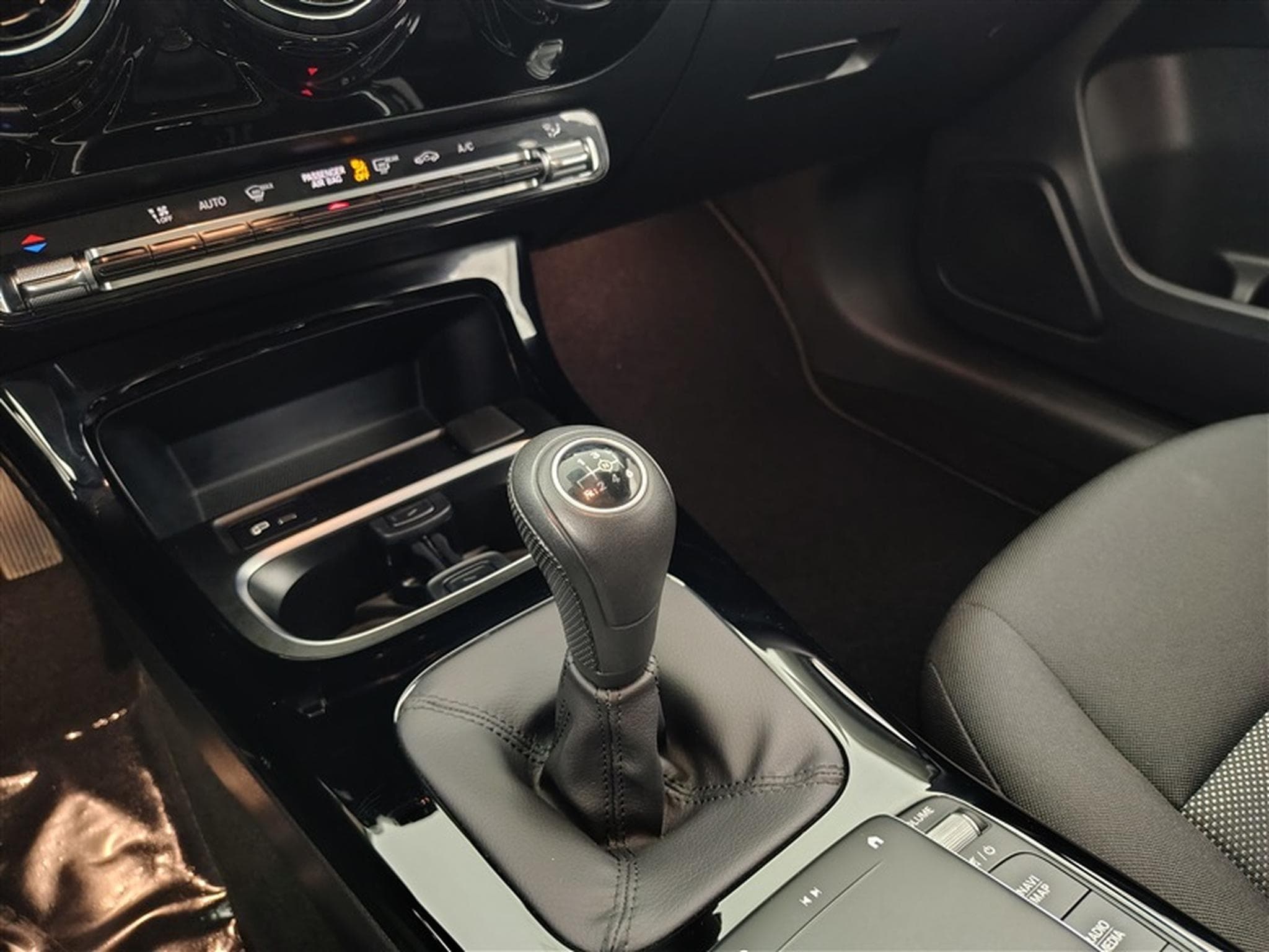 Mercedes A 180 A 180  Business solution NAVI/ LED/JA (2022) - Foto 12