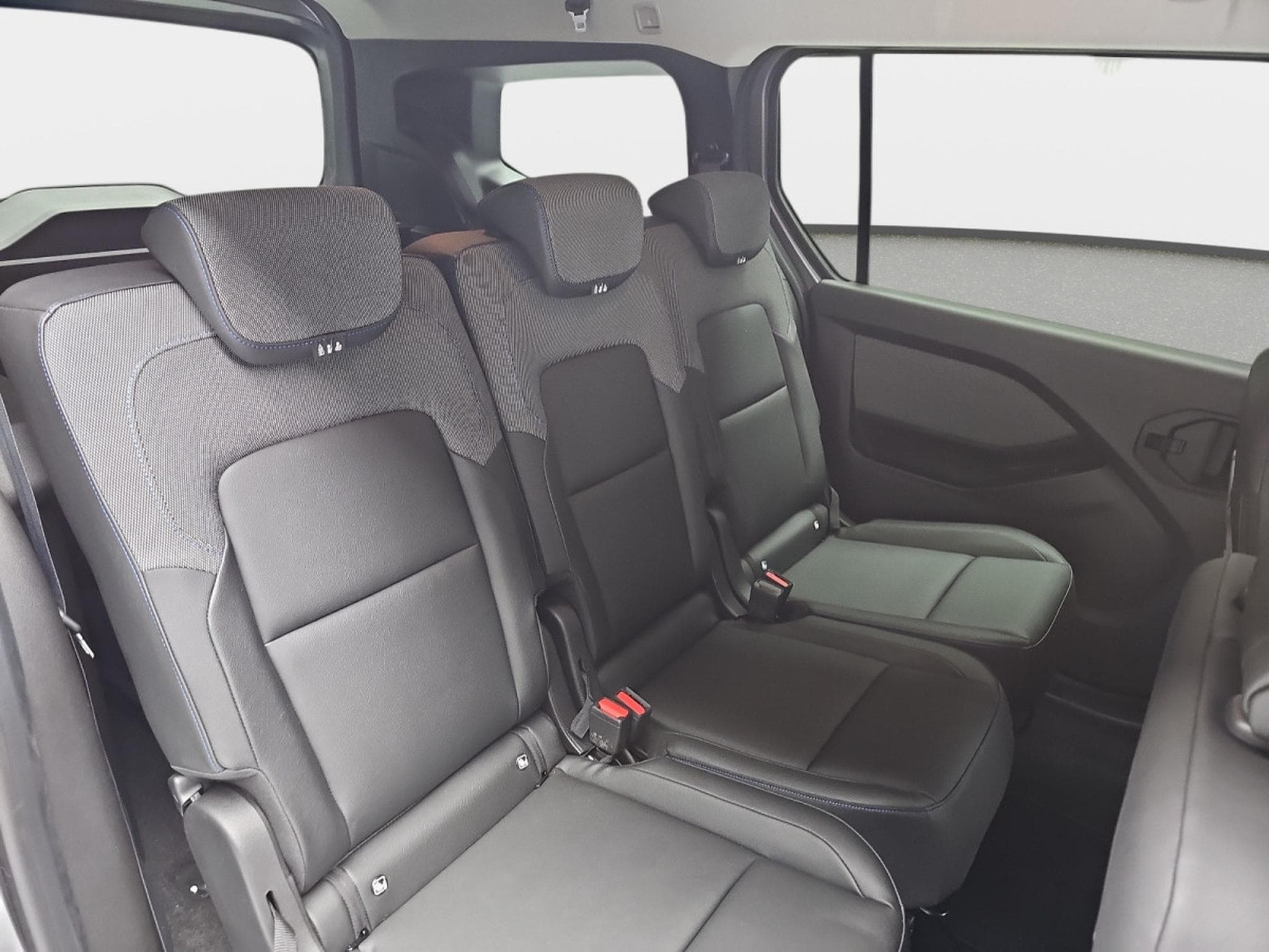 Nissan Townstar 1.2 DIG-T 130 L2 Tekna 7 places (2026) - Photo 16