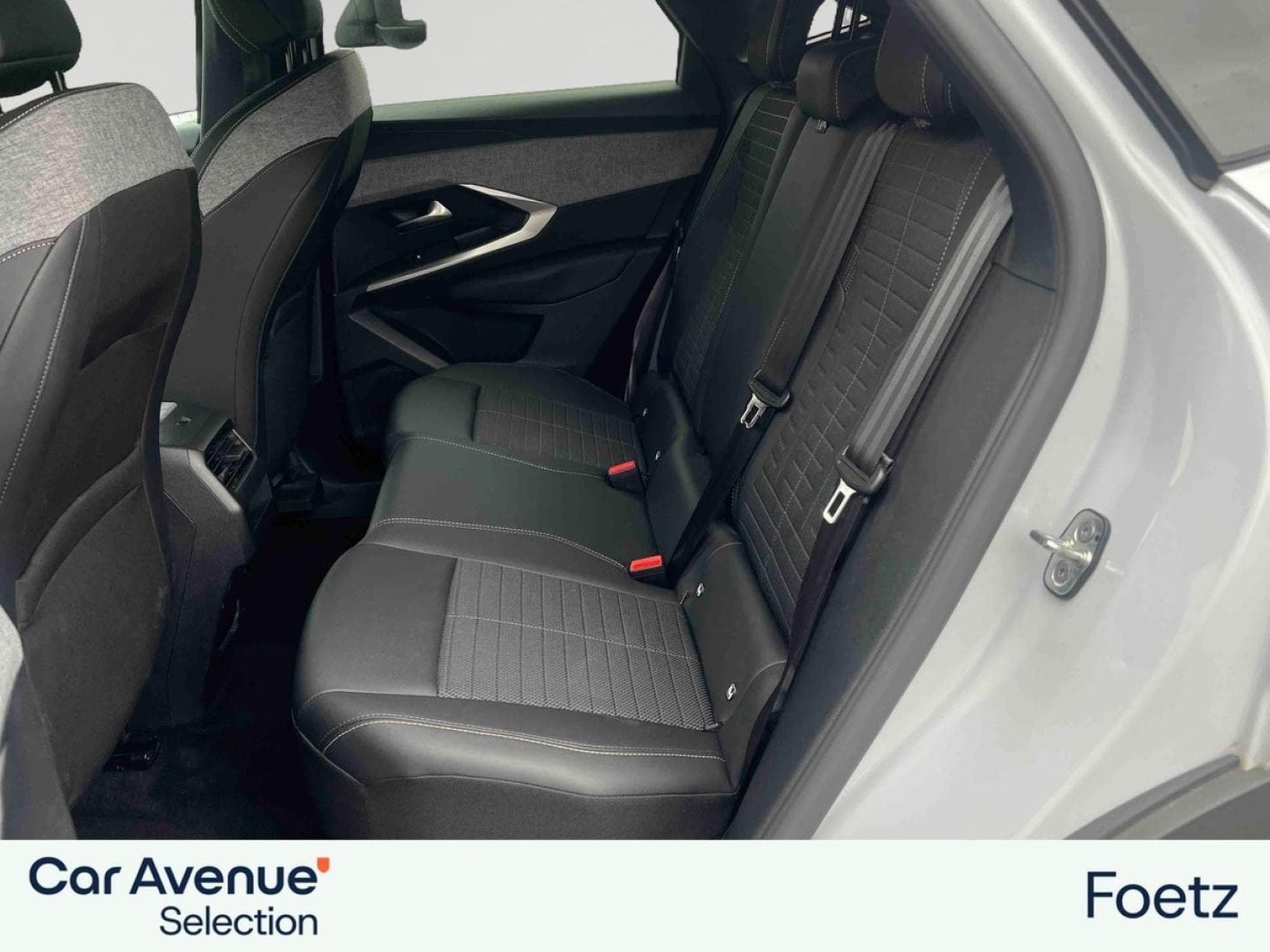 PEUGEOT 3008 1.2 Hybrid 136ch Allure e-DCS6 (2024) - Photo 9