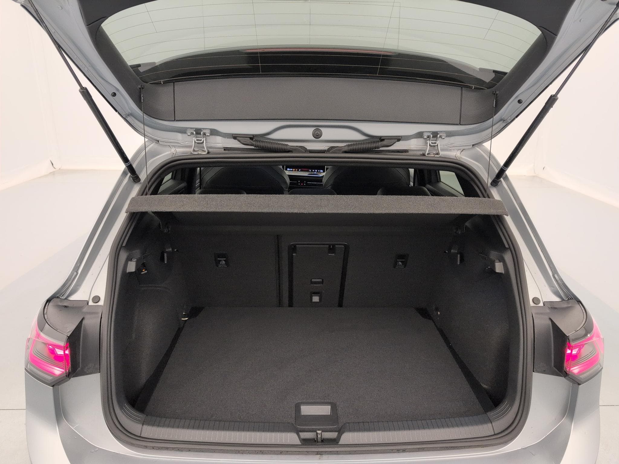 VW Golf VIII 2.0 TDI 150 DSG7 R-LINE (2025) - Foto 11