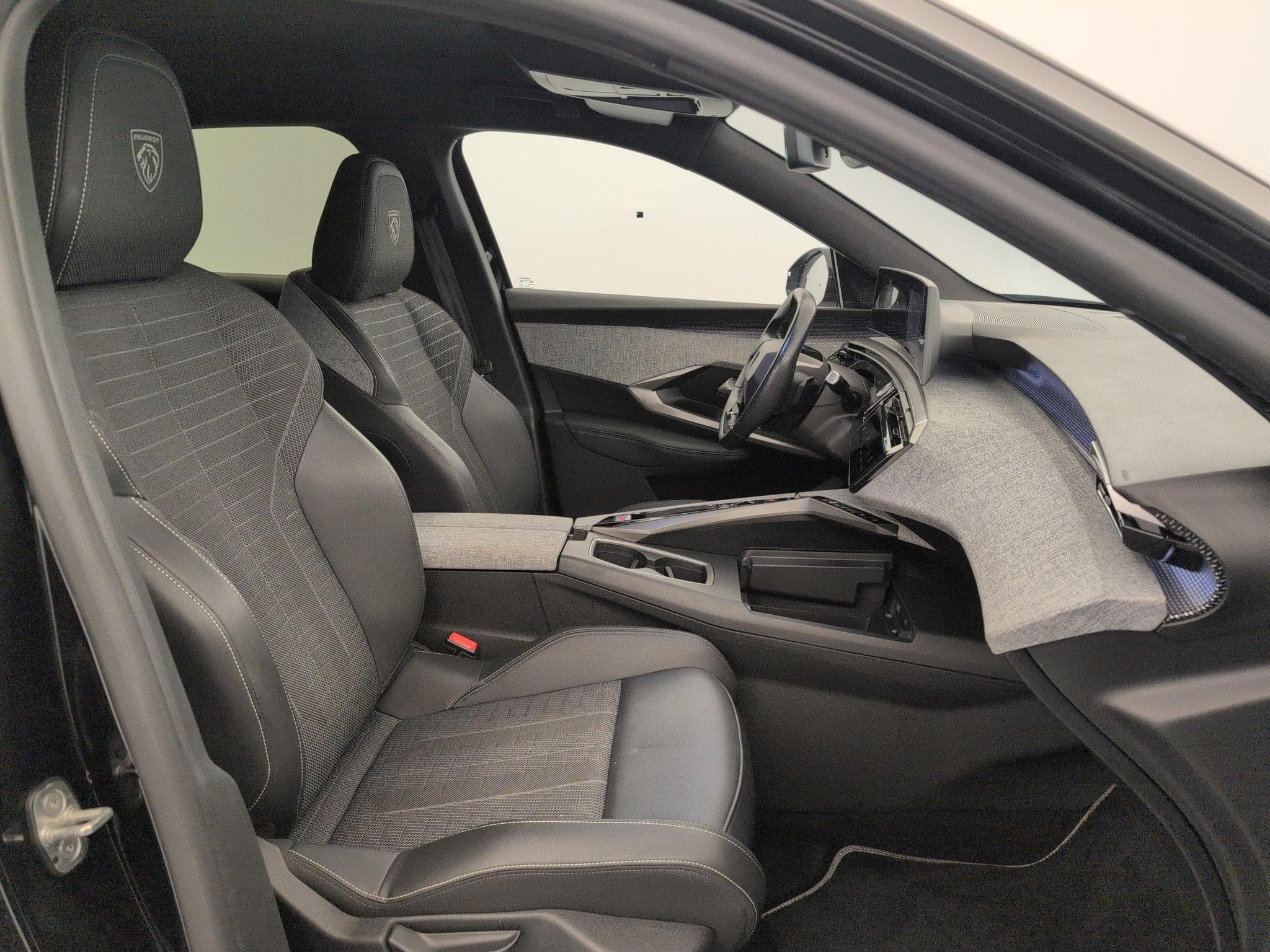 Peugeot 3008 Hybrid 145 e-DCS6 GT (2025) - Foto 9