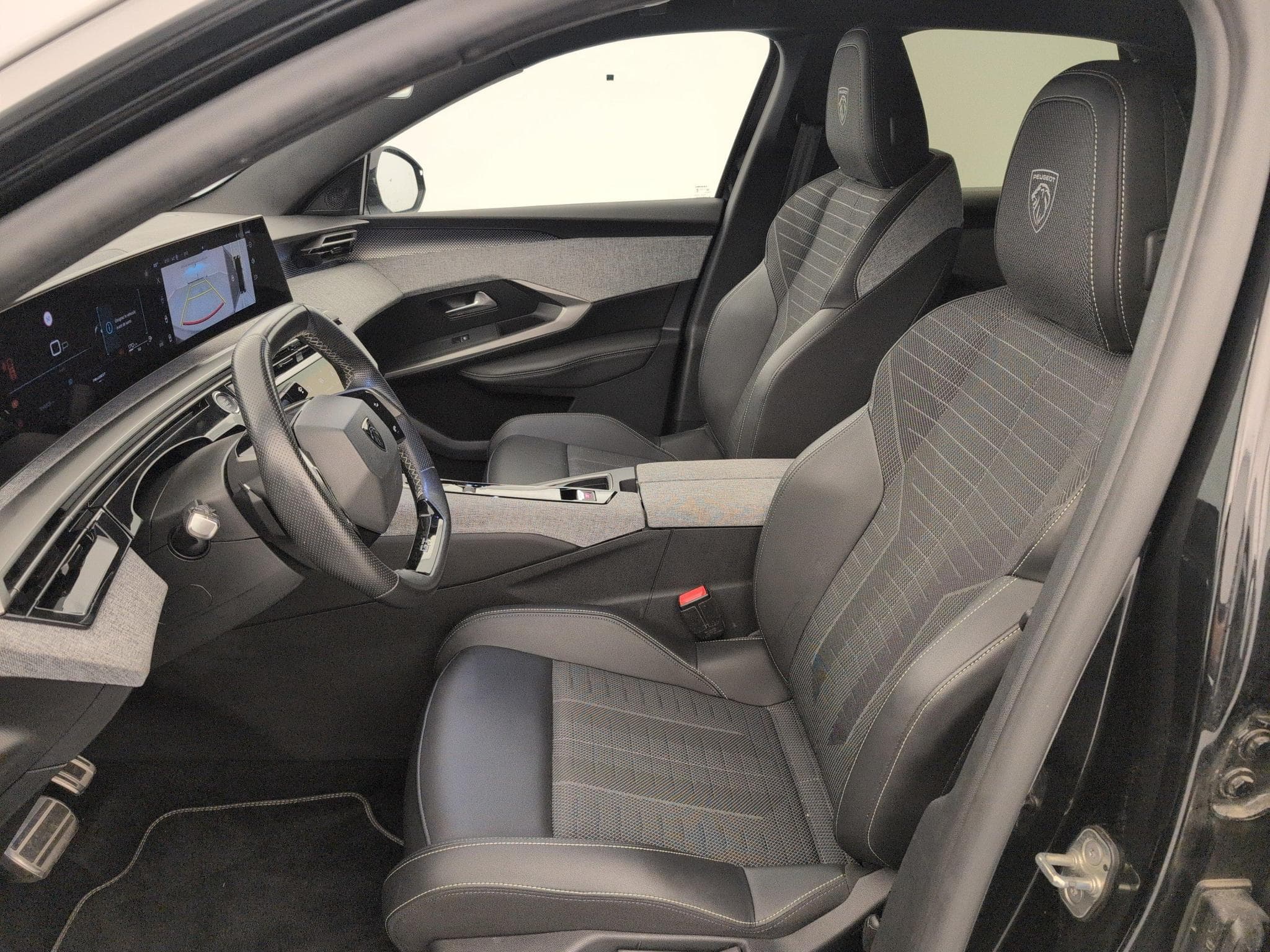 Peugeot 3008 Hybrid 145 e-DCS6 GT (2025) - Foto 17