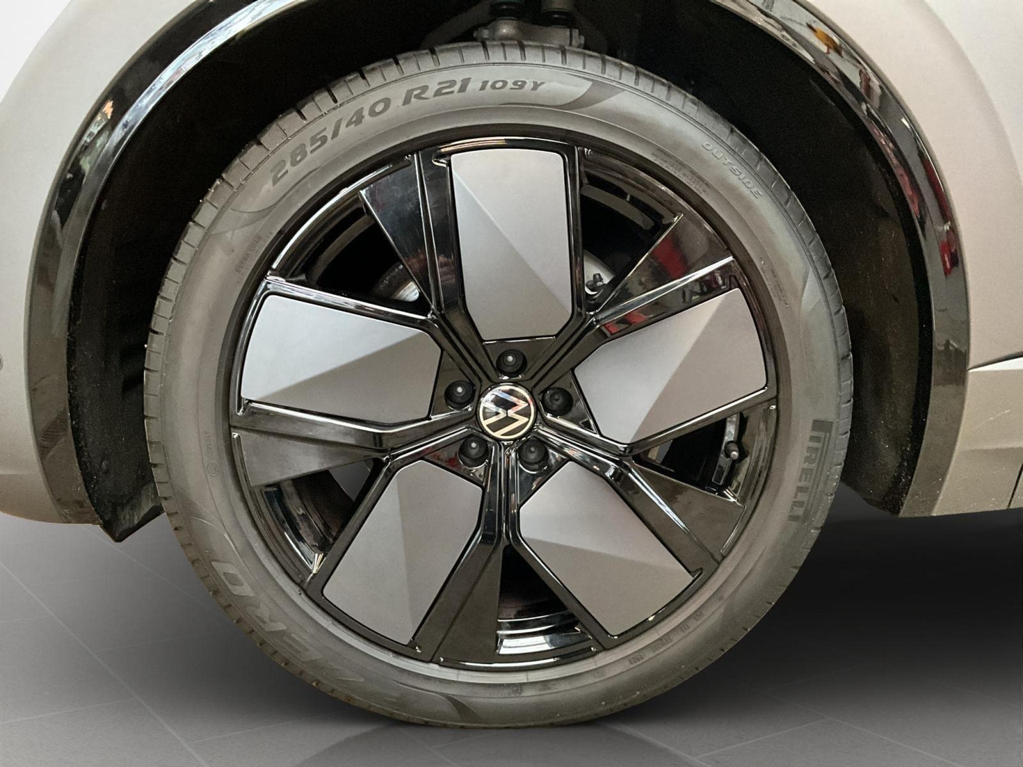 VW Touareg R-Line+4M+Black-Style+Pano+AHK+Luft.+Stand-H. (2025) - Photo 8
