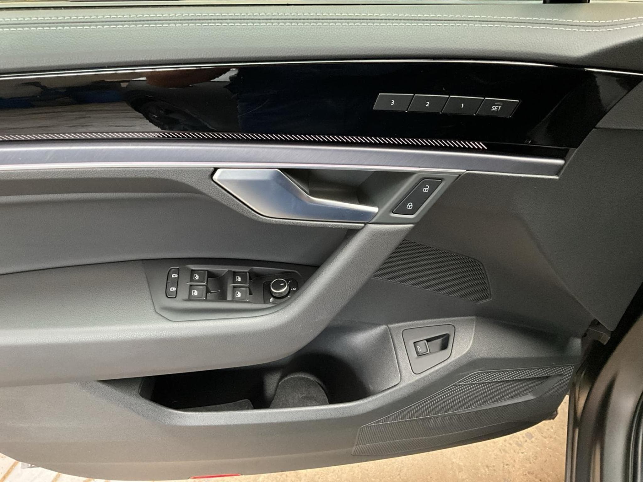 VW Touareg R-Line+4M+Black-Style+Pano+AHK+Luft.+Stand-H. (2025) - Photo 14