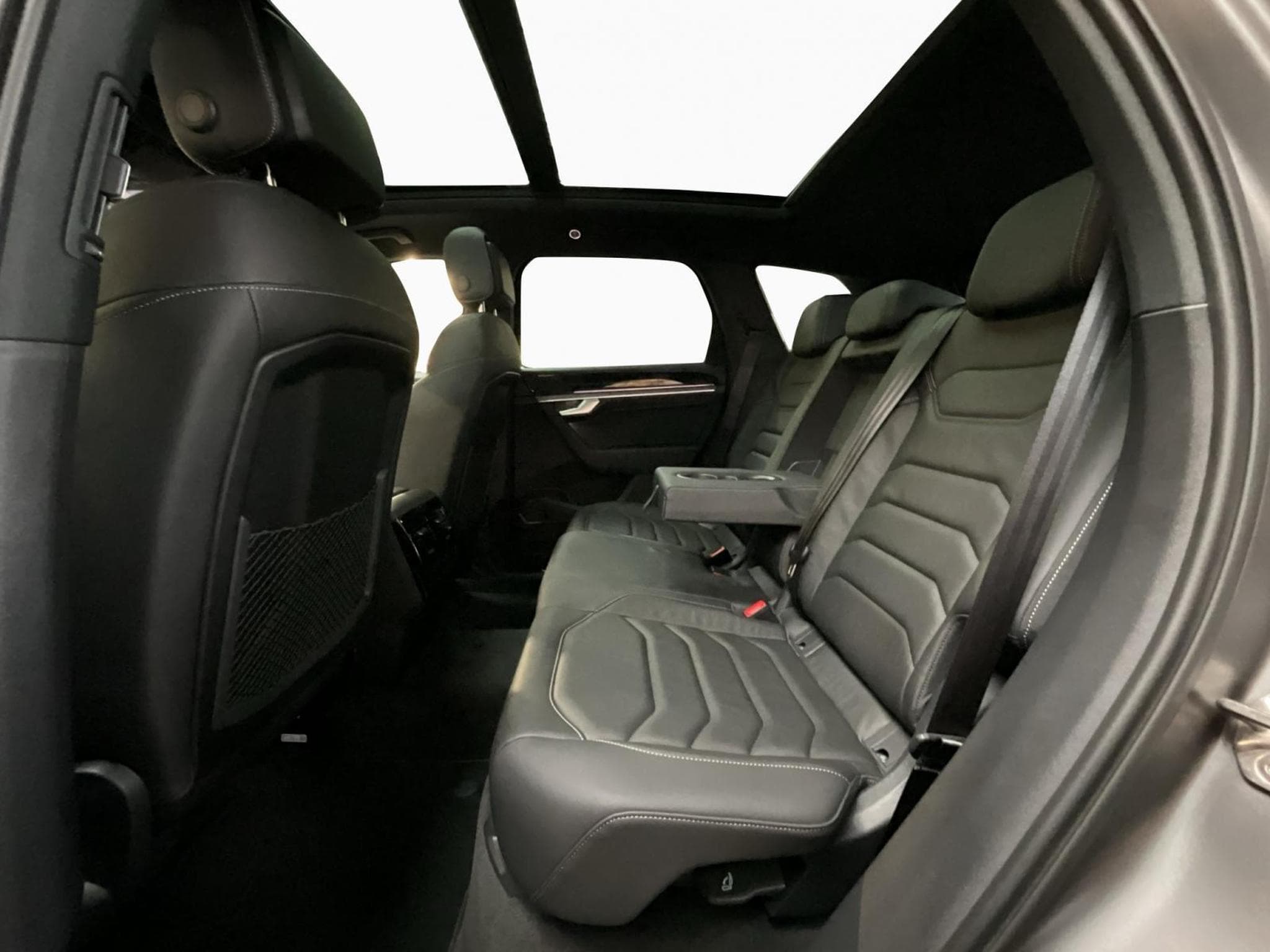 VW Touareg R-Line+4M+Black-Style+Pano+AHK+Luft.+Stand-H. (2025) - Photo 16
